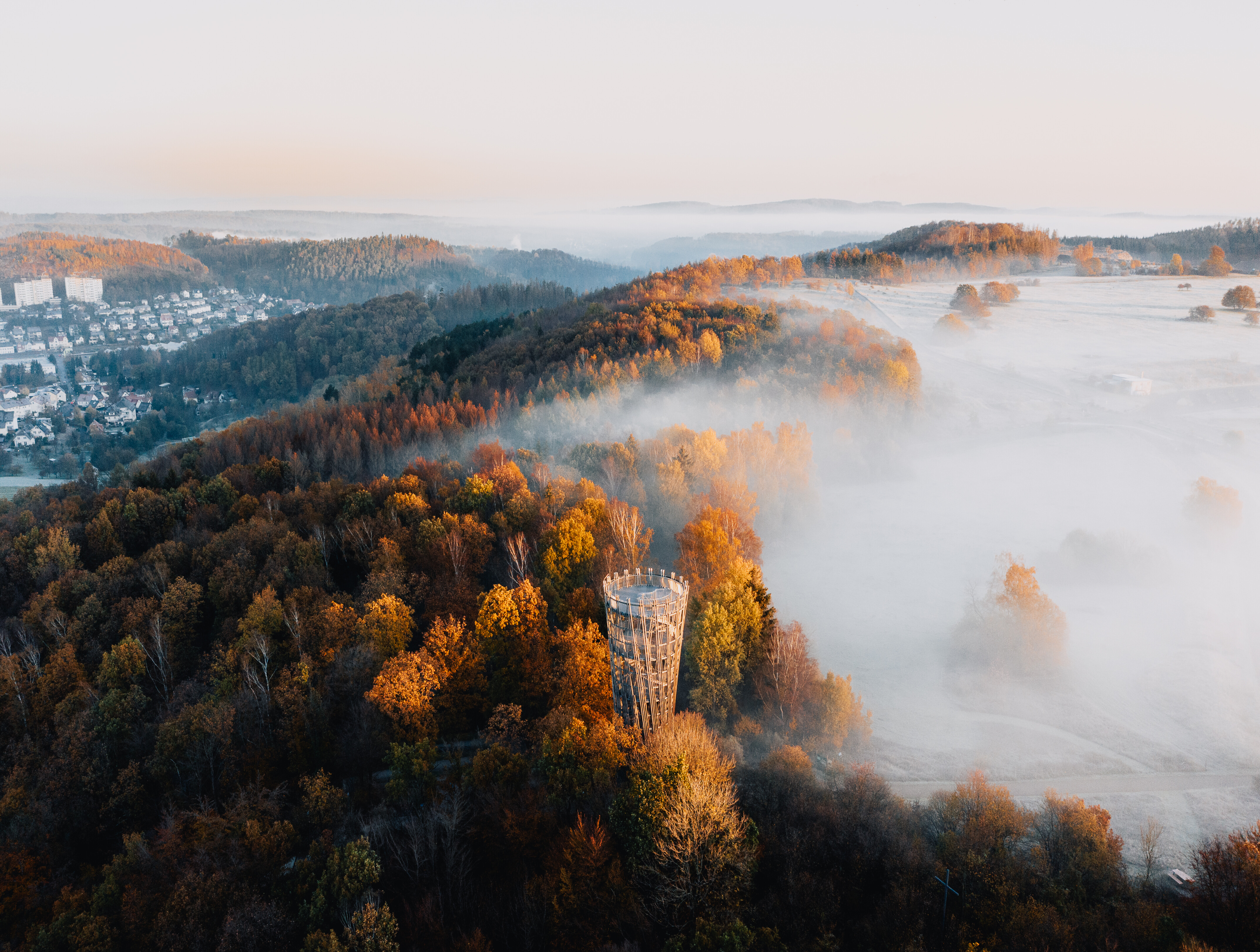 Nebelschwaden im herbstlich gefärbtem Wald am hölzernen Jübergturm im Sauerland. Nebelschwaden im herbstlich gefärbtem Wald am hölzernen Jübergturm im Sauerland.