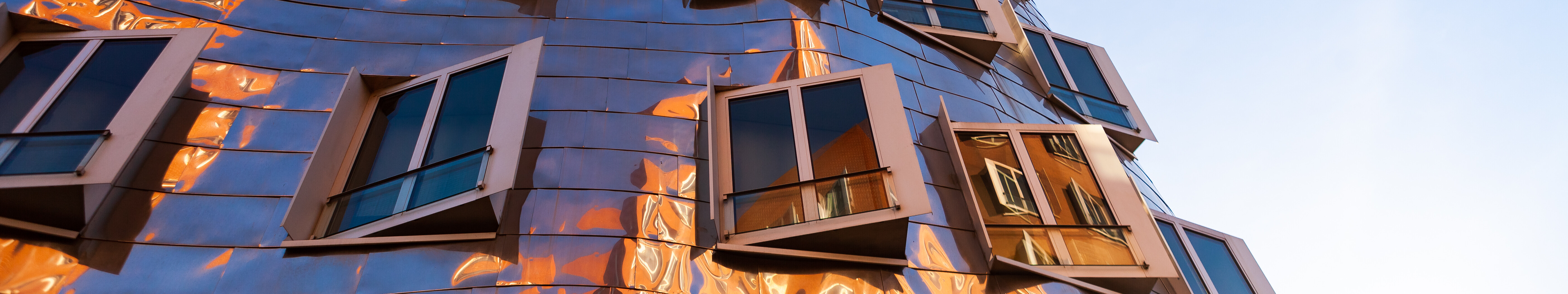 Glänzende Gebäudefassade des Star-Architekten Frank Gehry im Medienhafen Düsseldorf. 