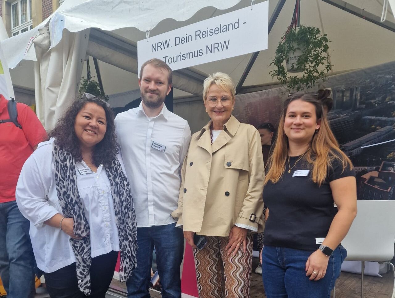 Vorstandsvorsitzende und drei Mitarbeitende von Tourismus NRW beim NRW-Fest in Münster.