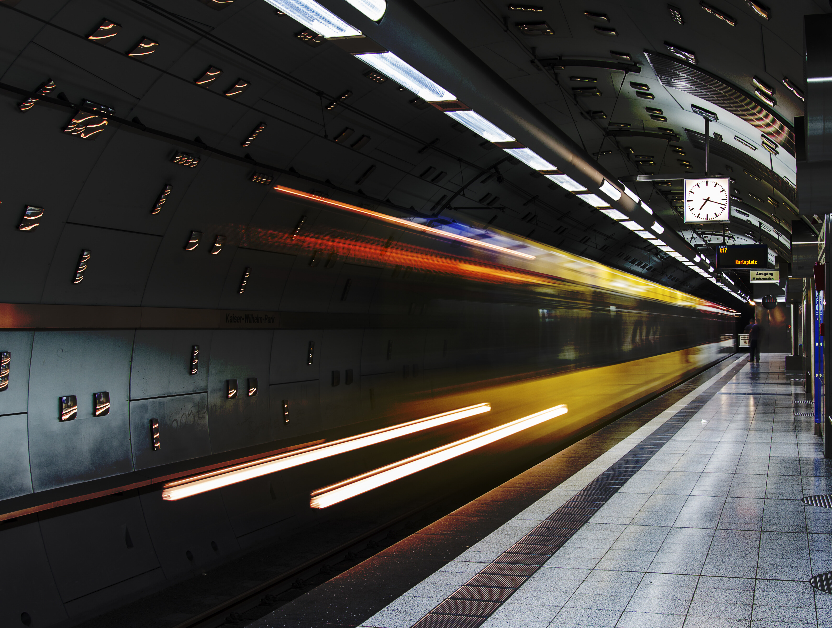 Eine U-Bahn fährt in an einer unterirdischen Haltestelle in Essen ein. © Jürgen Brinkmann