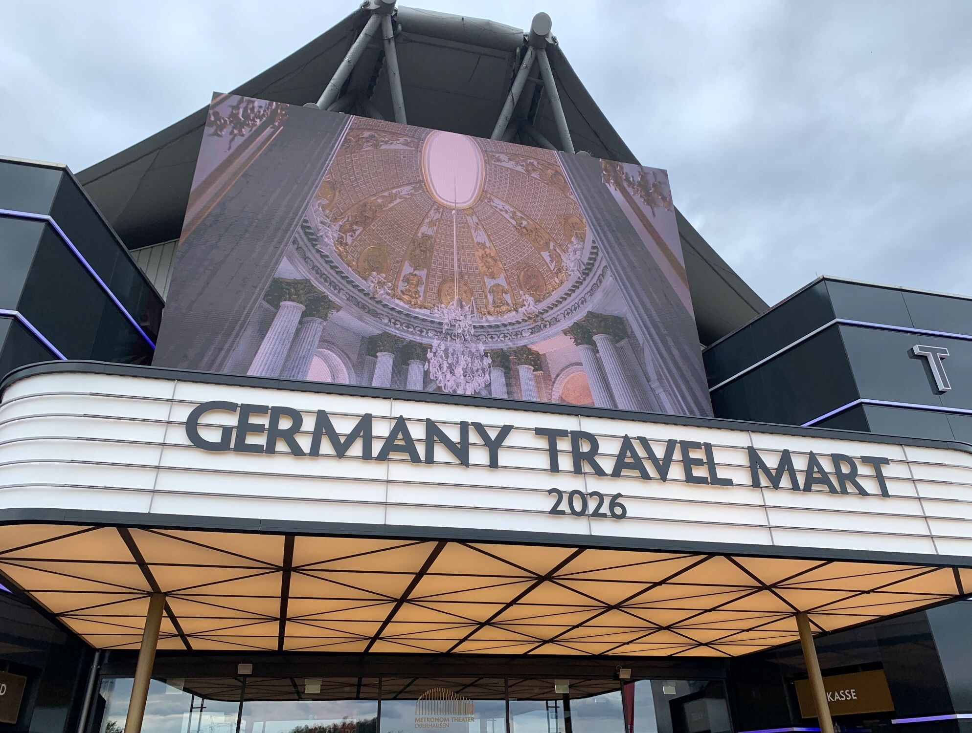 Über dem Eingangsbereich des GTM 2026 in Oberhausen steht groß "Germany Travel Mart 2026". 