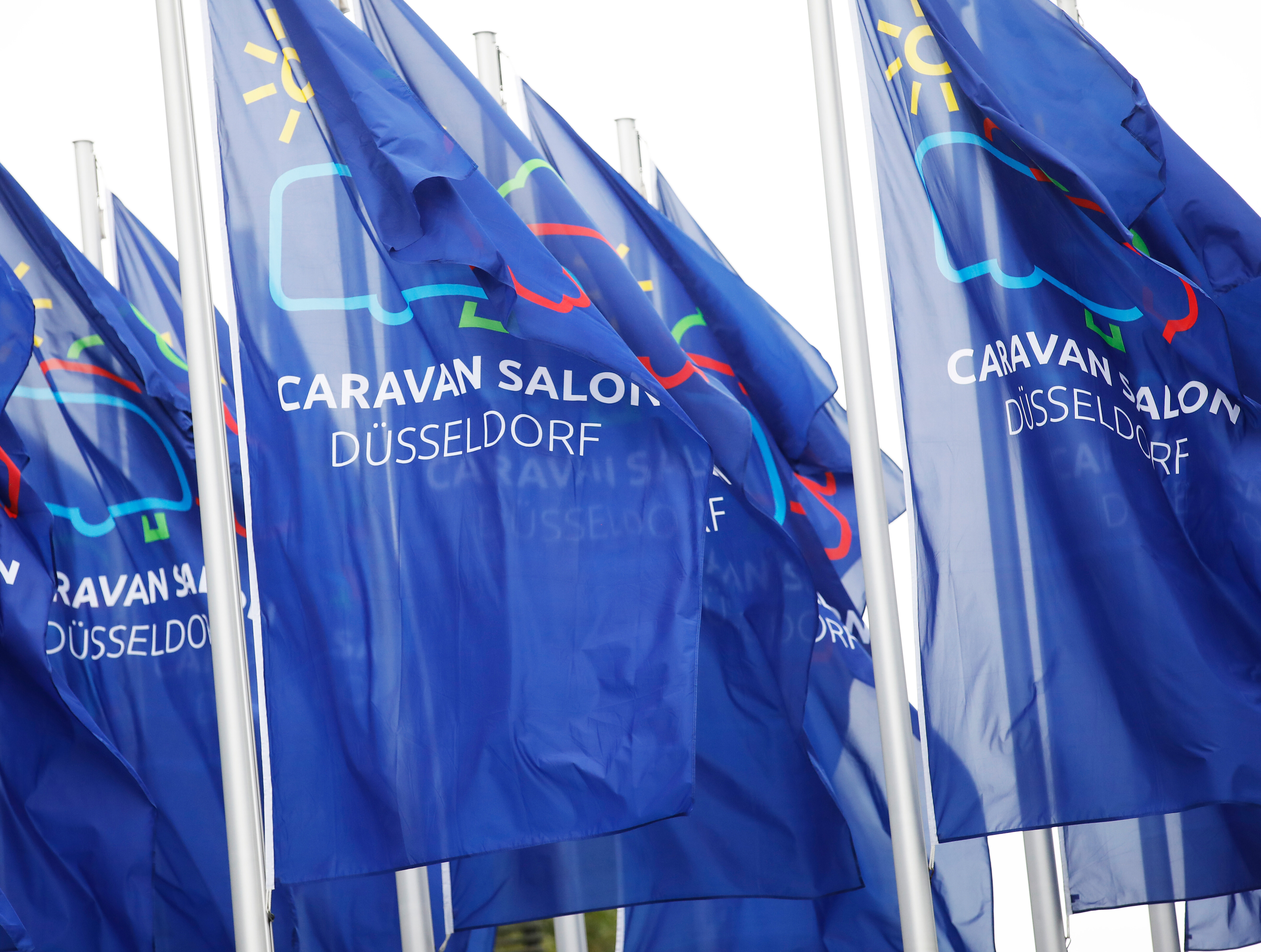 Blaue Caravan-Salon-Fahnen wehen in Düsseldorf. 
