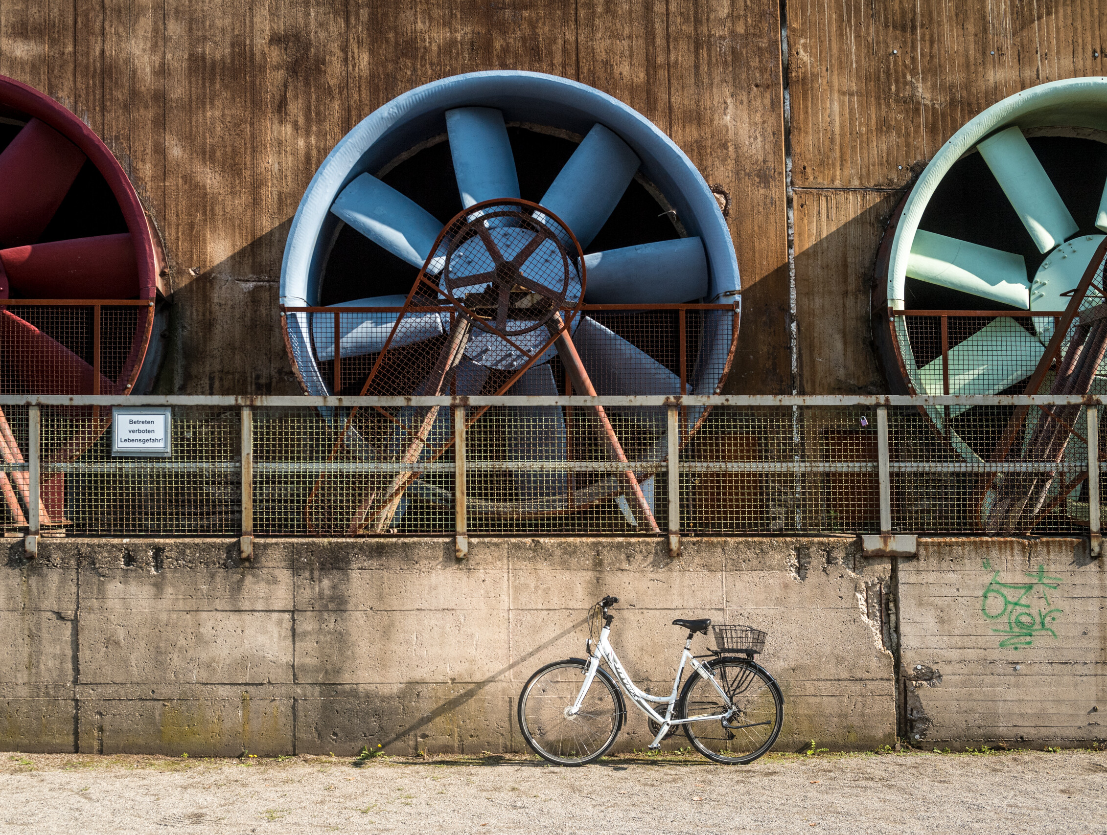 Ein Fahrrad steht vor dem Kühlwerk im Landschaftspark Duisburg-Nord 