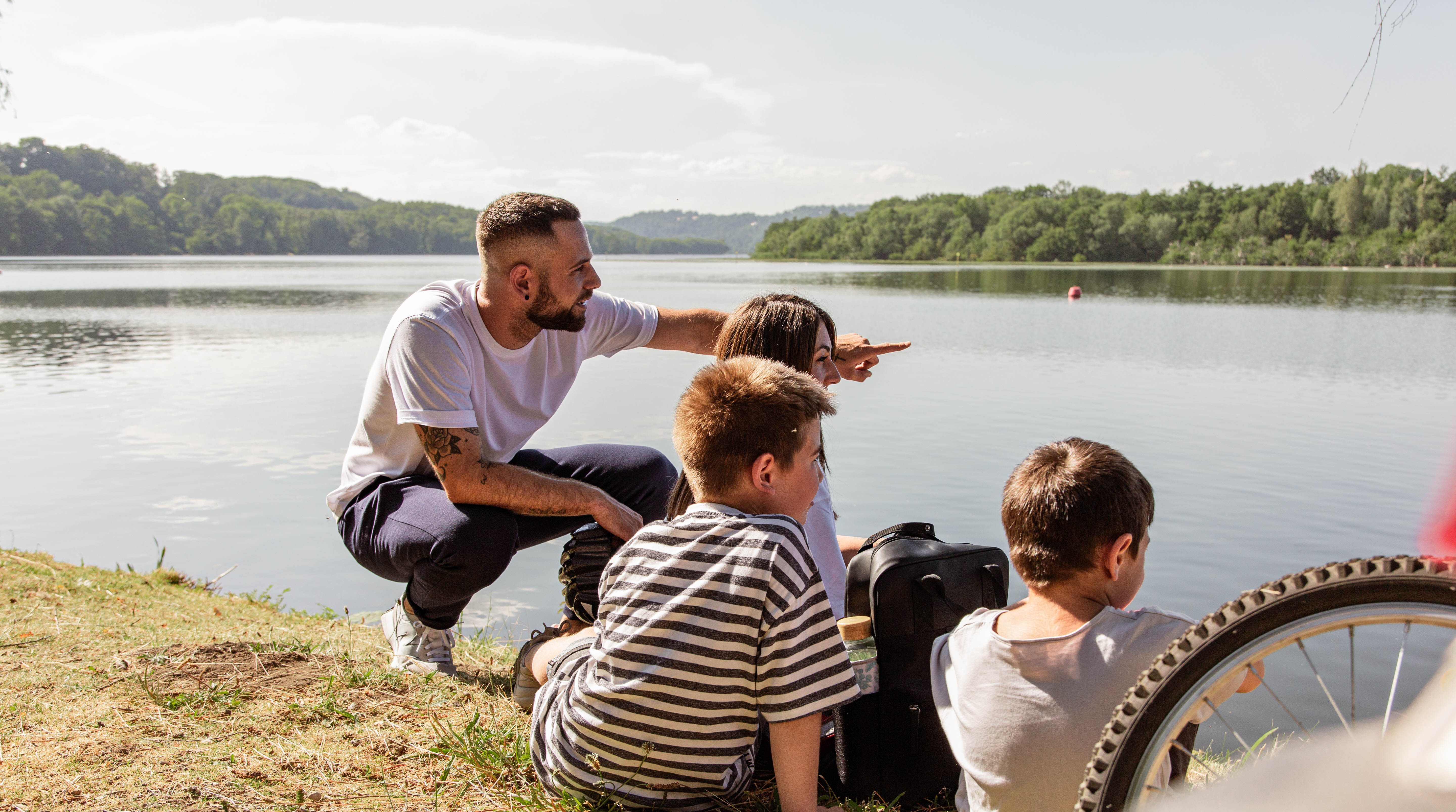 Eine Familie macht Pause an der Ruhr © Tourismus NRW e.V. Eine Familie macht bei einer Radtour Pause an der Ruhr.