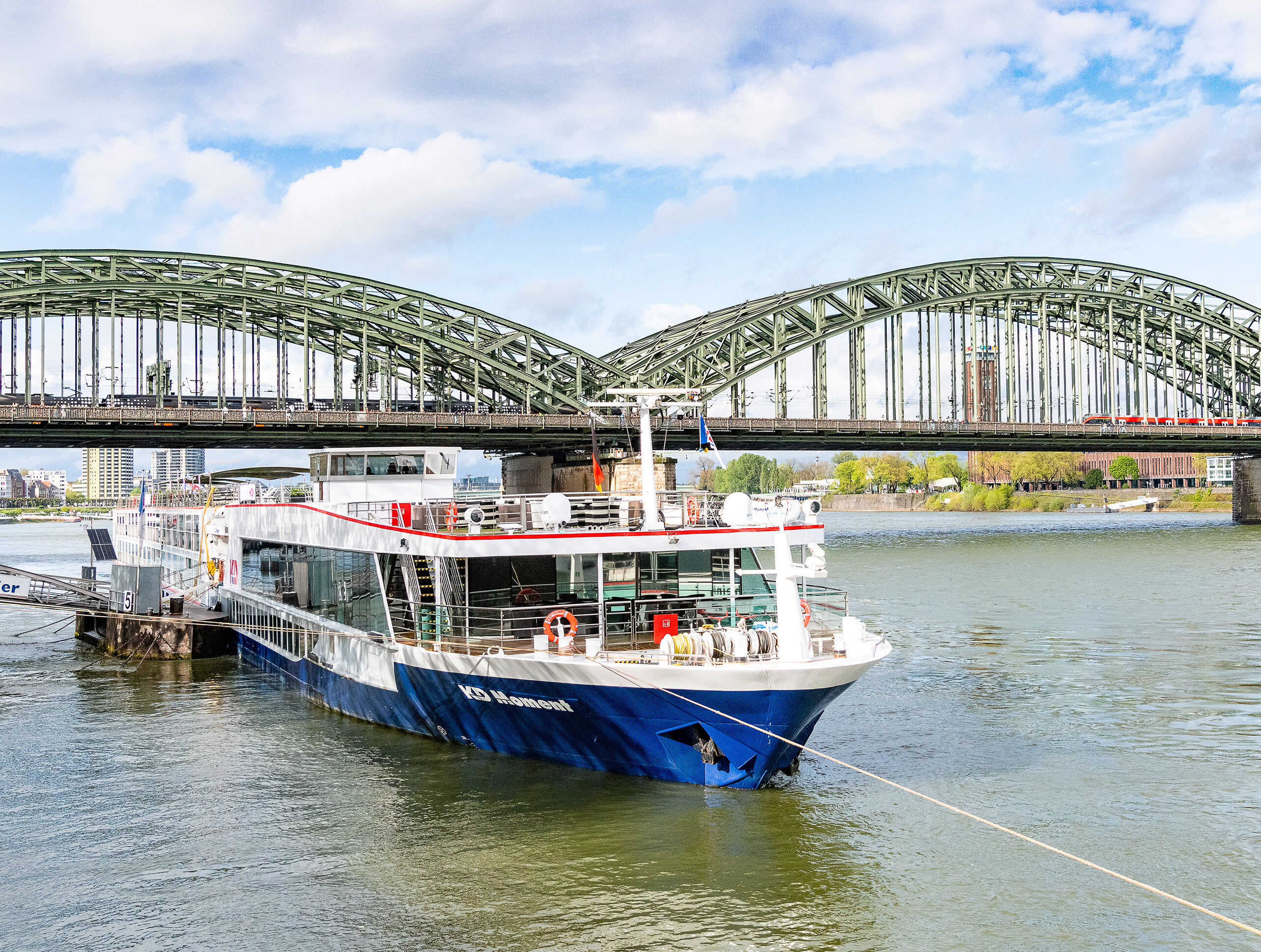 Das Hotelschiff "KD Moment" ankert auf dem Rhein in Köln.