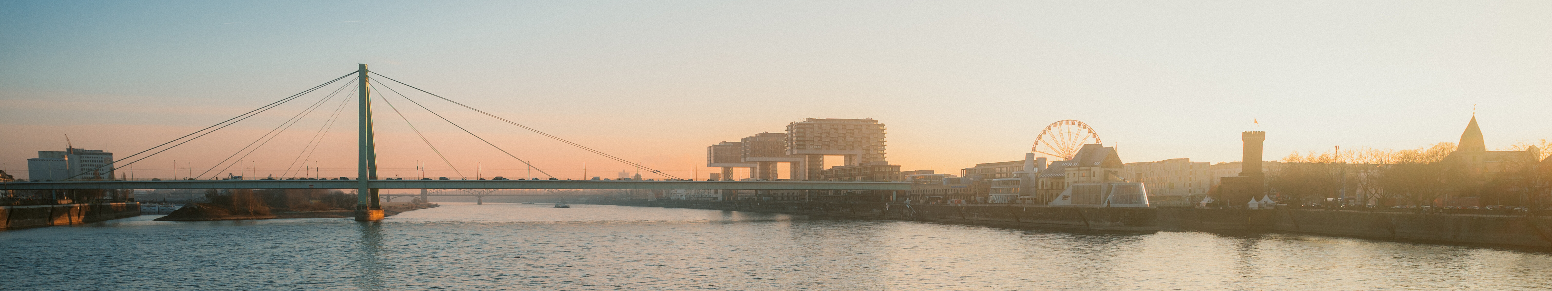 Strandkörbe auf dem Bug eines Schiffes, das auf dem Rhein bei Köln fährt
