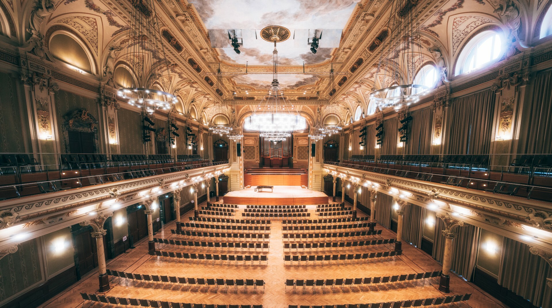 Großer Saal mit Bestuhlung und Blick auf Orgel in der Historischen Stadthalle Wuppertal © Tourismus NRW e.V./Johannes Höhn