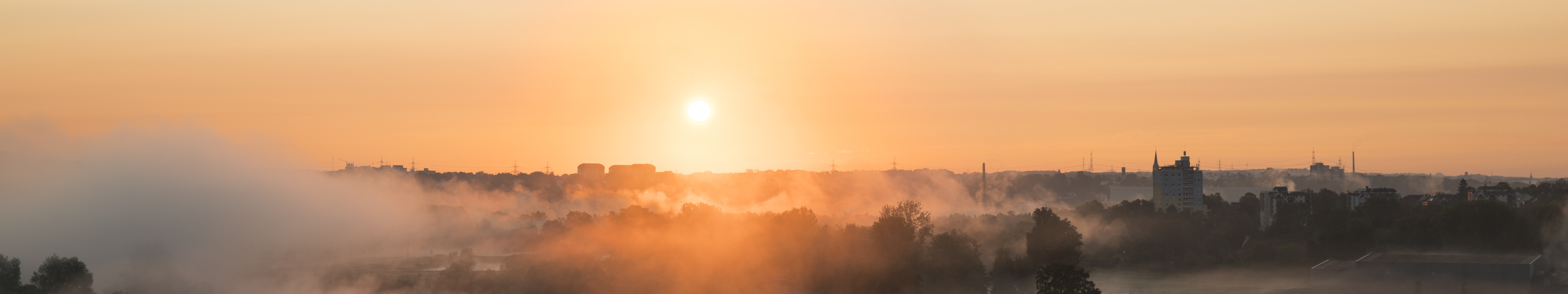 Sonnenaufgang mit Nebelschwanden im Ruhrgebiet. 