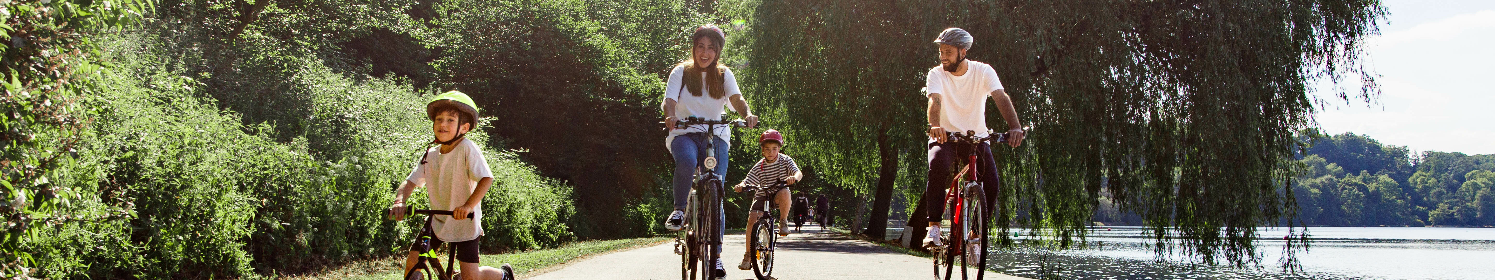 Familie fährt im Ruhrgebiet Fahrrad 