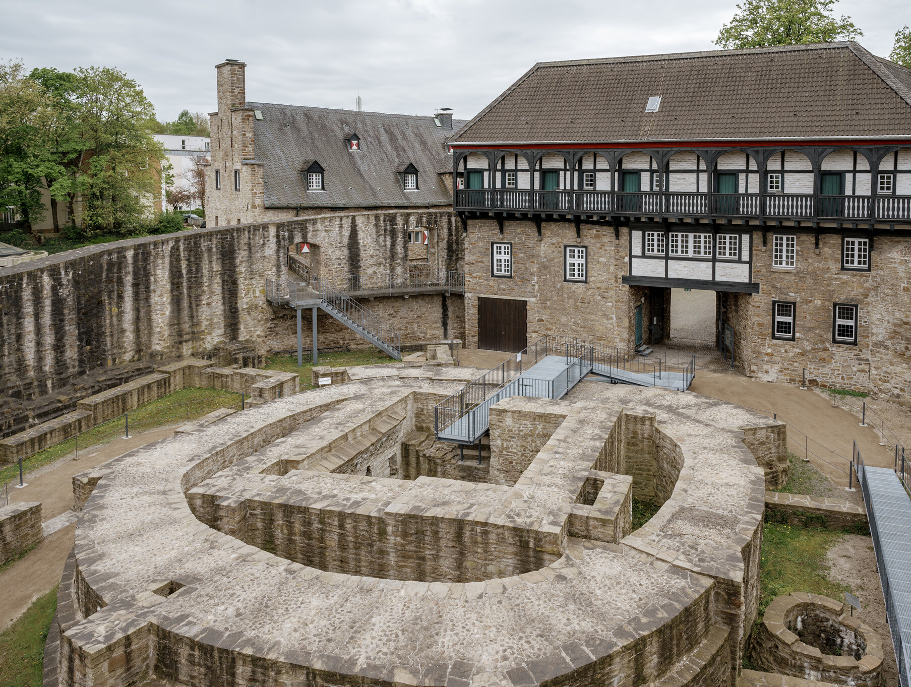 Ein historischer Erlebnispfad führt zu den früher unzugänglichen Turmfragmente innerhalb der Ringmauer auf Schloss Broich in Mülheim an der Ruhr.