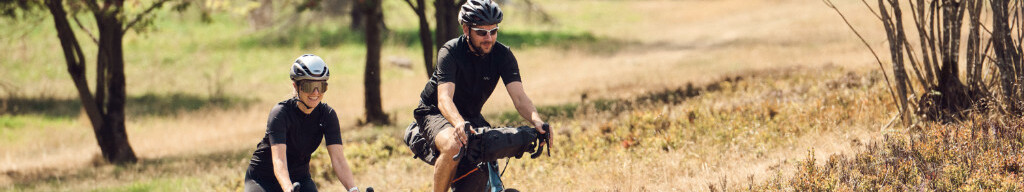 Zwei Radfahrer fahren auf ihrem Gravelbike durch den Naturpark Diemelsee.