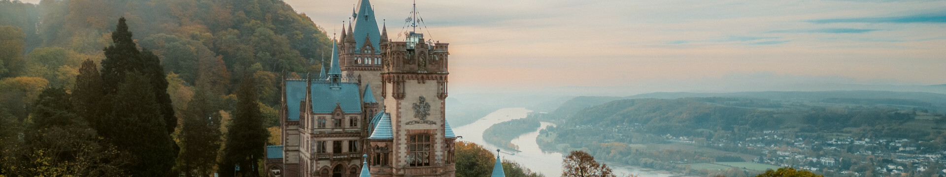 Schloss Drachenburg über dem Rhein bei Bonn mit Blick Richtung Bad Honnef 