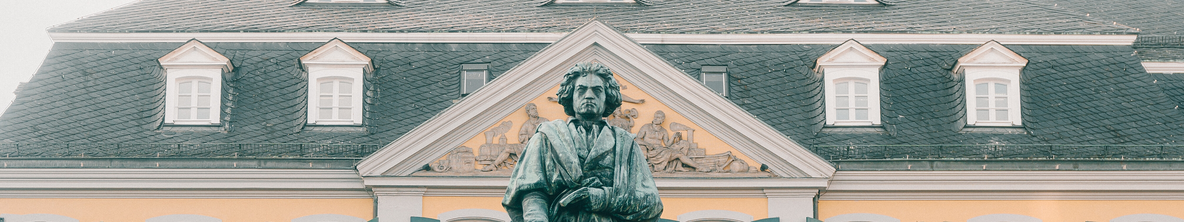 Das Beethovendenkmal von Ernst Julius Hähnel steht auf dem Münsterplatz in Bonn. © Tourismus NRW e.V./Johannes Höhn