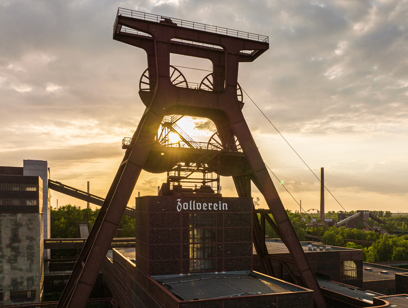 Der markante Doppelbock-Turm von Zeche Zollverein in Essen vor Sonnenuntergang