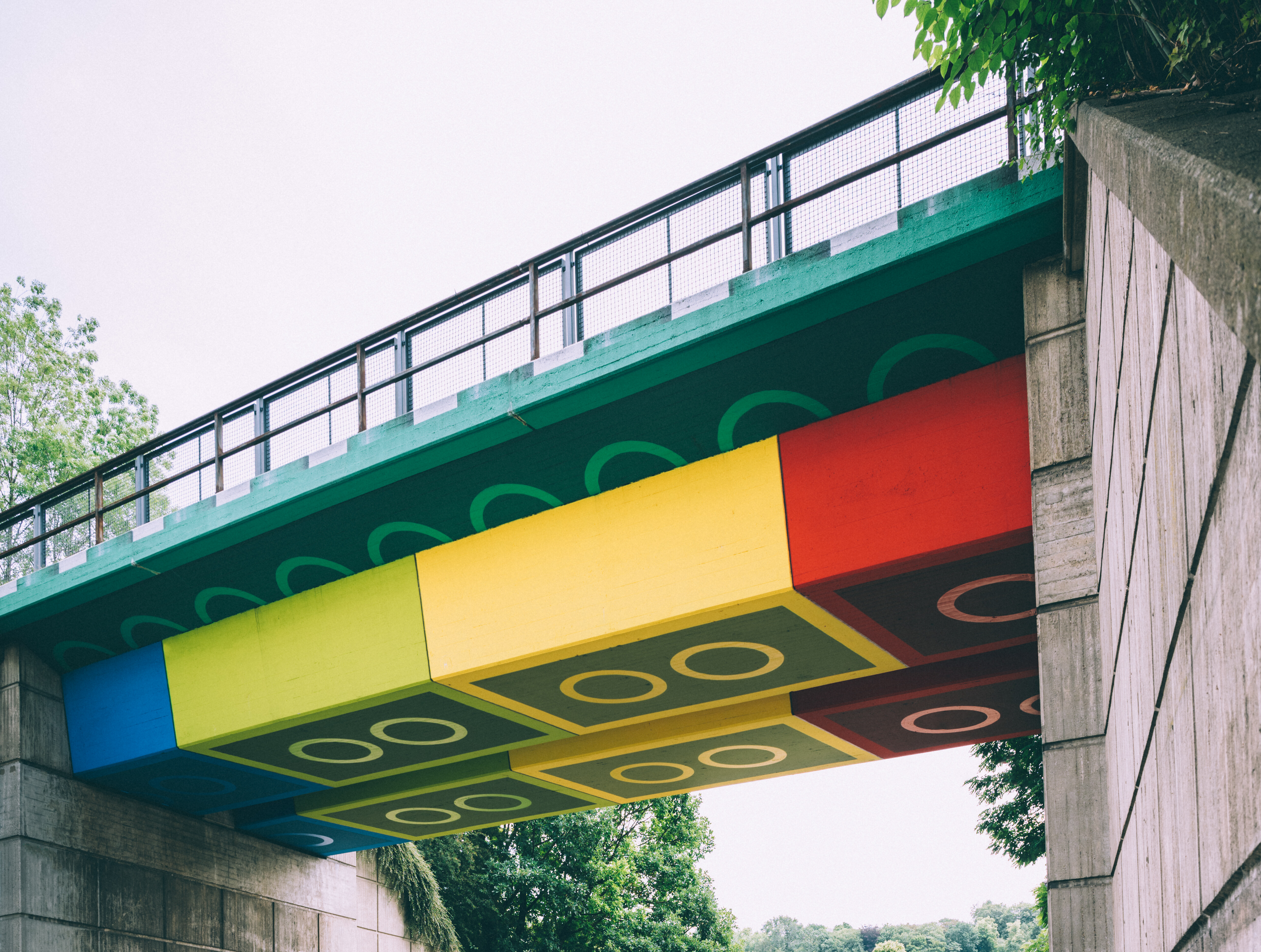 Die "Legobrücke" in Wuppertal, vom Künstler Martin Heuwold bemalt in Form von überdimensionalen Legosteinen