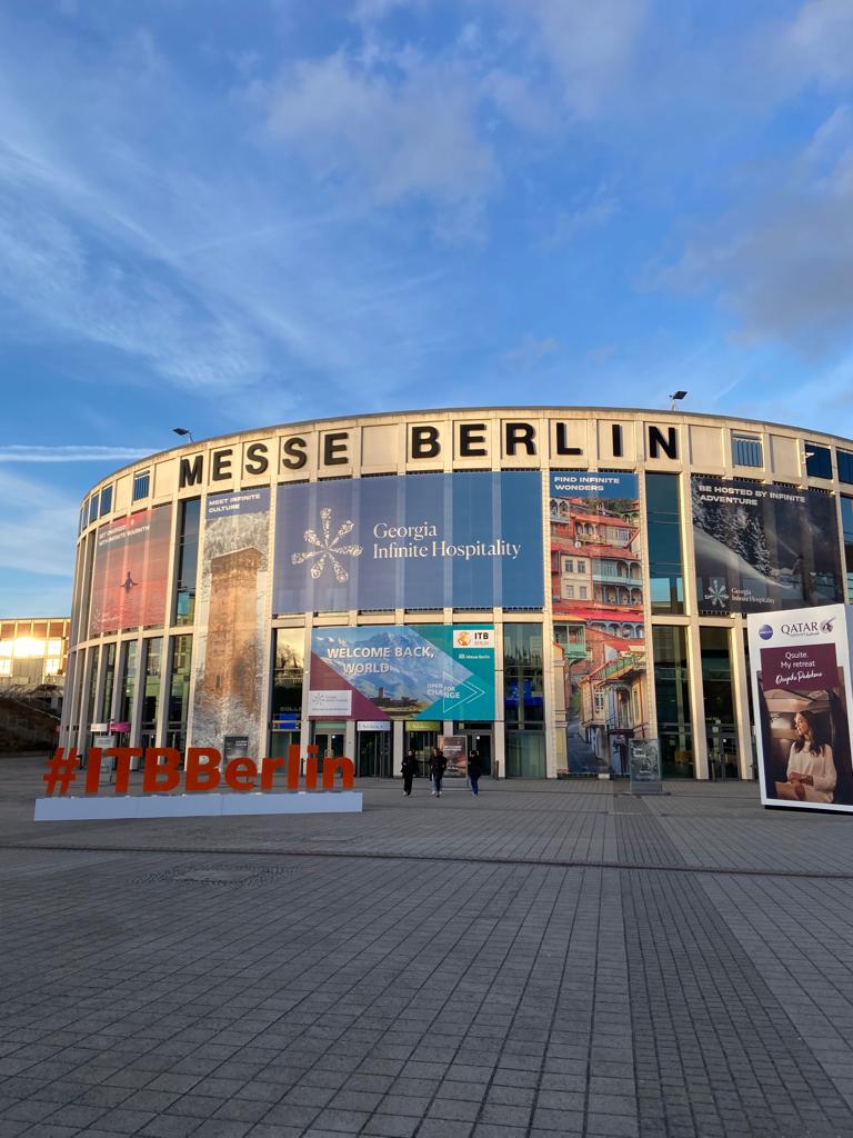 Eingang der Messe Berlin, vor dem Hashtag ITBBerlin steht