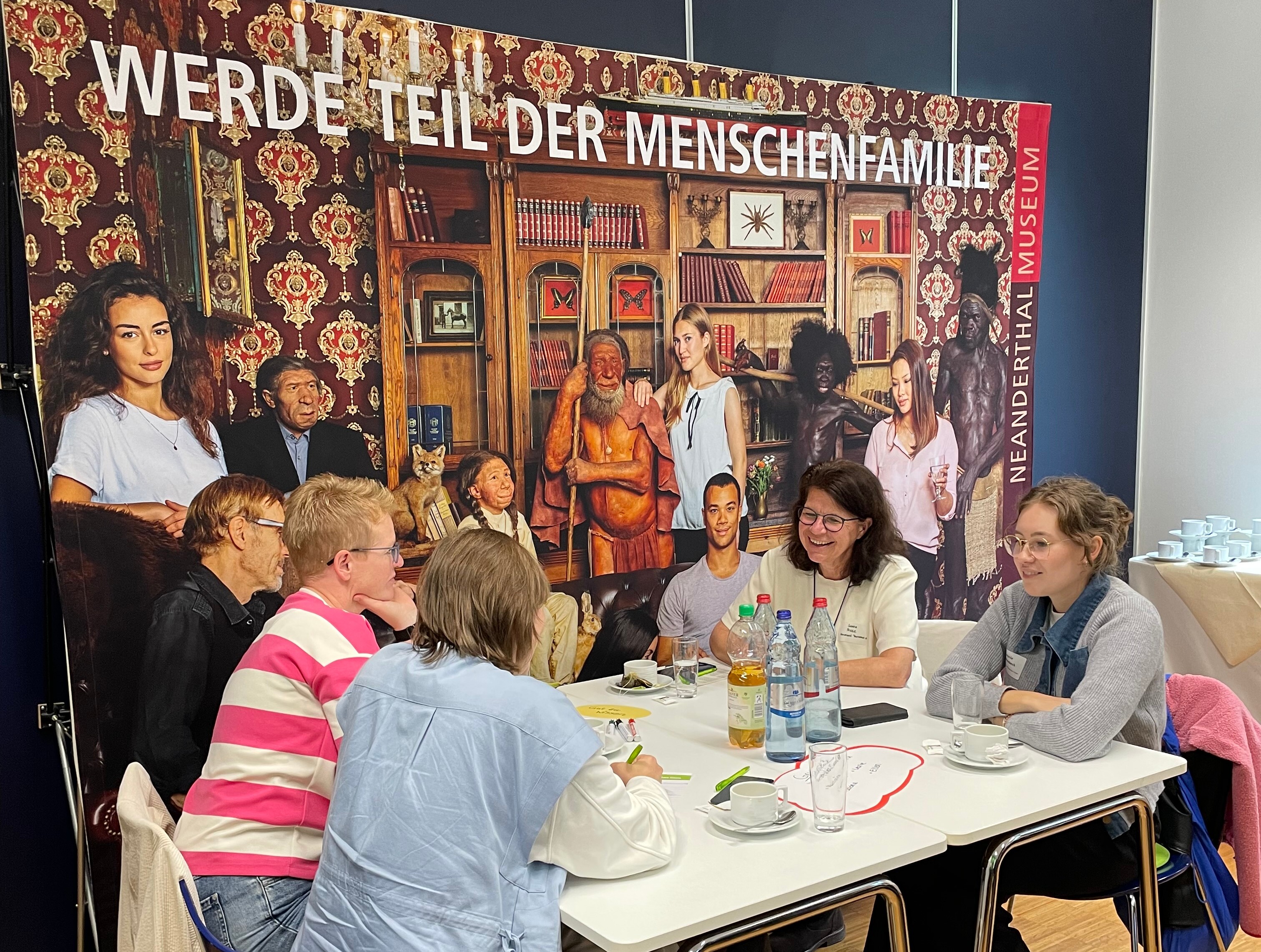 Zukunftswerkstatt Barrierefrei © Tourismus NRW e.V. Teilnehmende der Zukunftswerkstatt Barrierefrei von Tourismus NRW sitzen um einen Tisch und diskutieren.