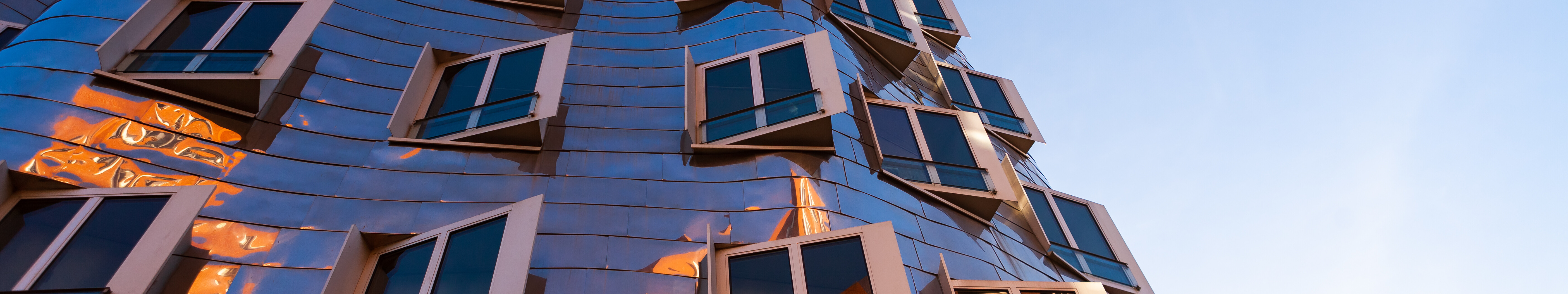 Glänzende Gebäudefassade des Star-Architekten Frank Gehry im Medienhafen Düsseldorf. 