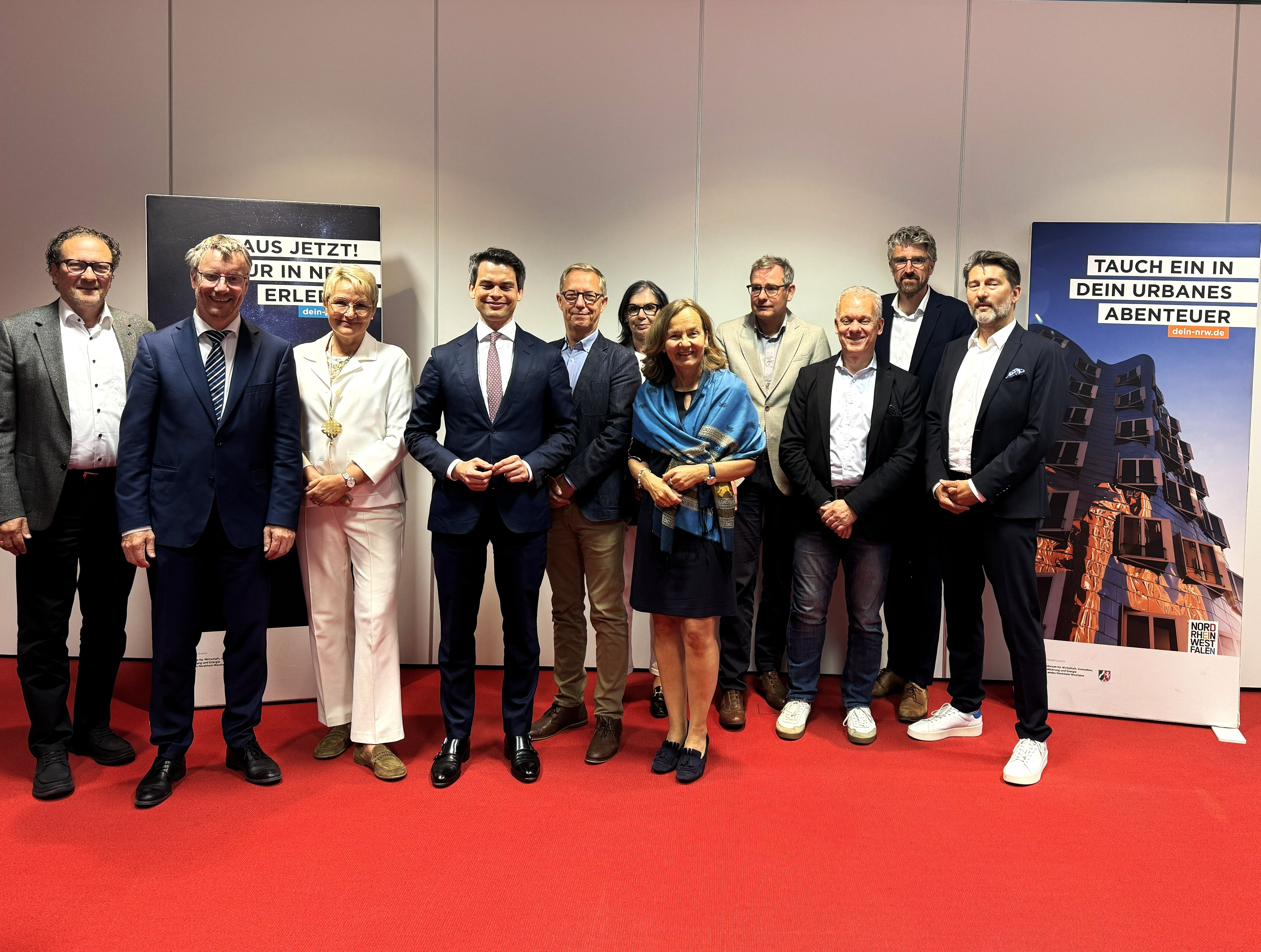 Tourismusbeauftragter der Bundesregierung, Dr. Christoph Ploß, mit Vertreterinnen und Vertretern aus der nordrhein-westfälischen Tourismusbranche.