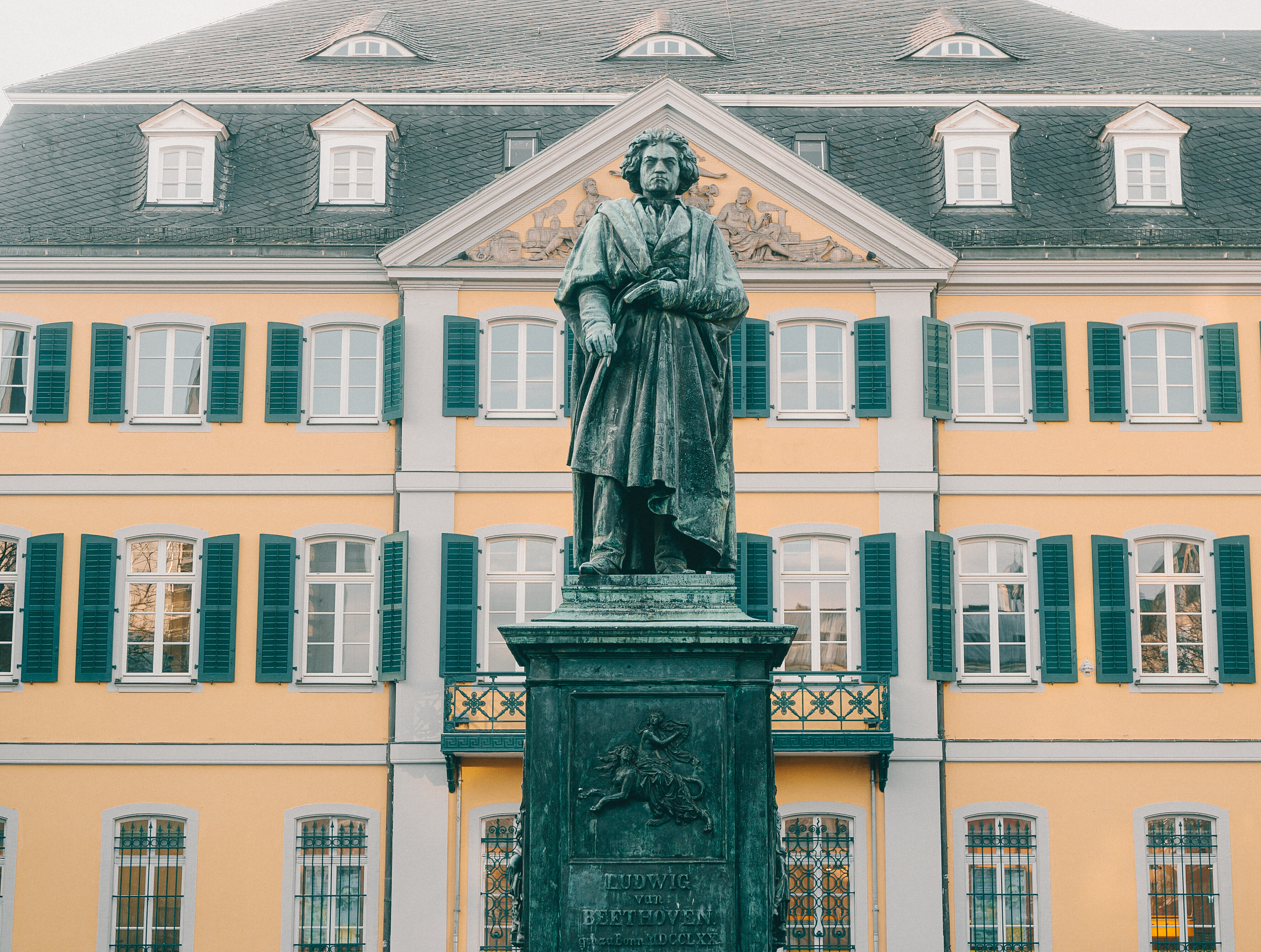Beethovendenkmal auf dem Münsterplatz in Bonn © Tourismus NRW e.V./Johannes Höhn Das Beethovendenkmal von Ernst Julius Hähnel steht auf dem Münsterplatz in Bonn.