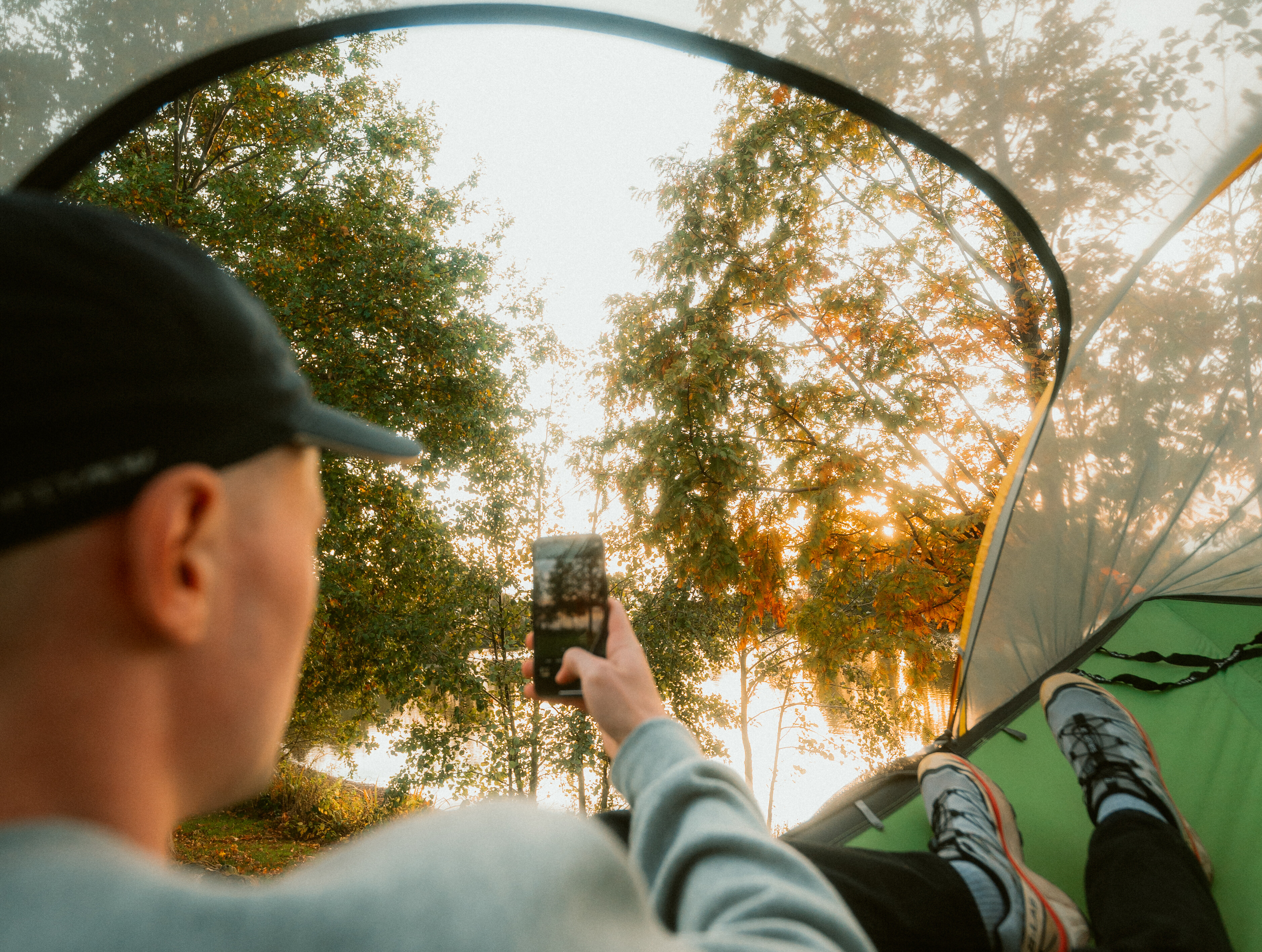 Dingdener Heide Person fotografiert See aus Schwebezelt heraus