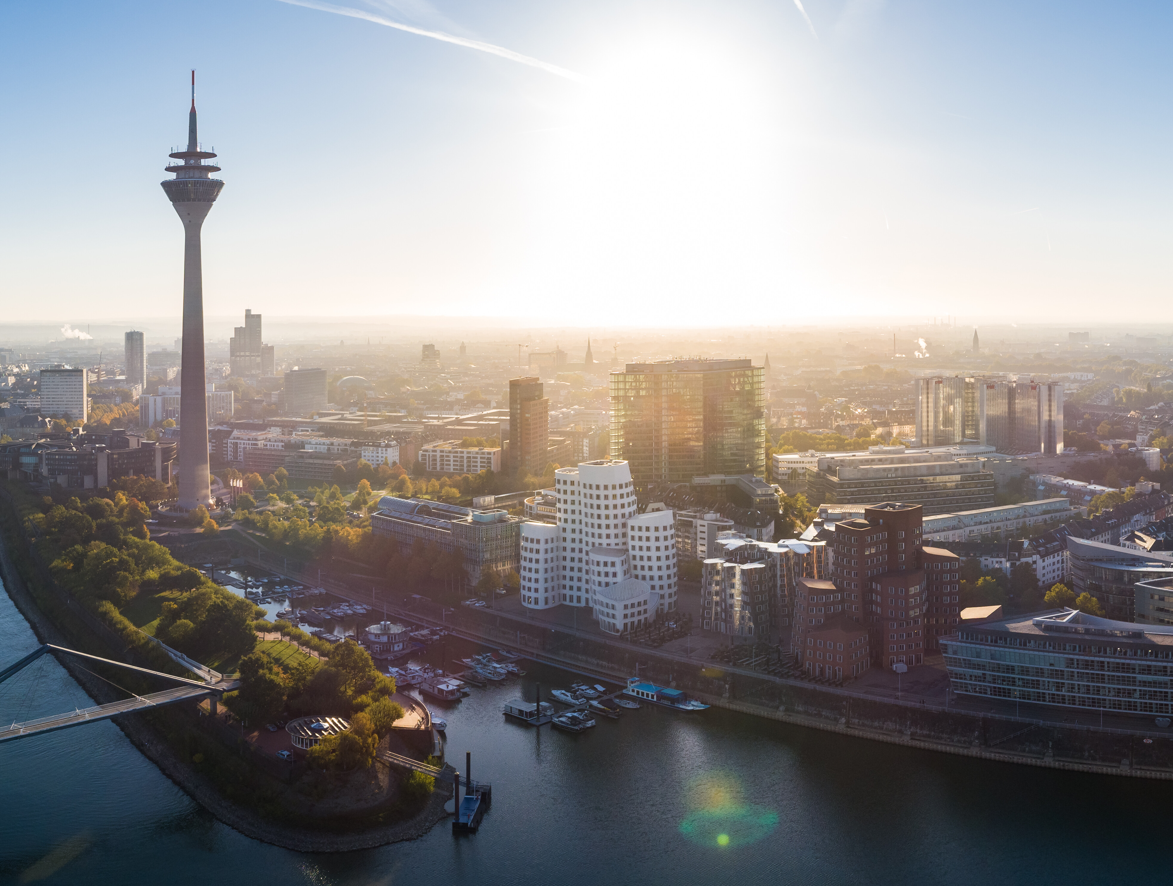 Blick auf den Medienhafen Düsseldorf mit dem Rheinturm im Gegenlicht
