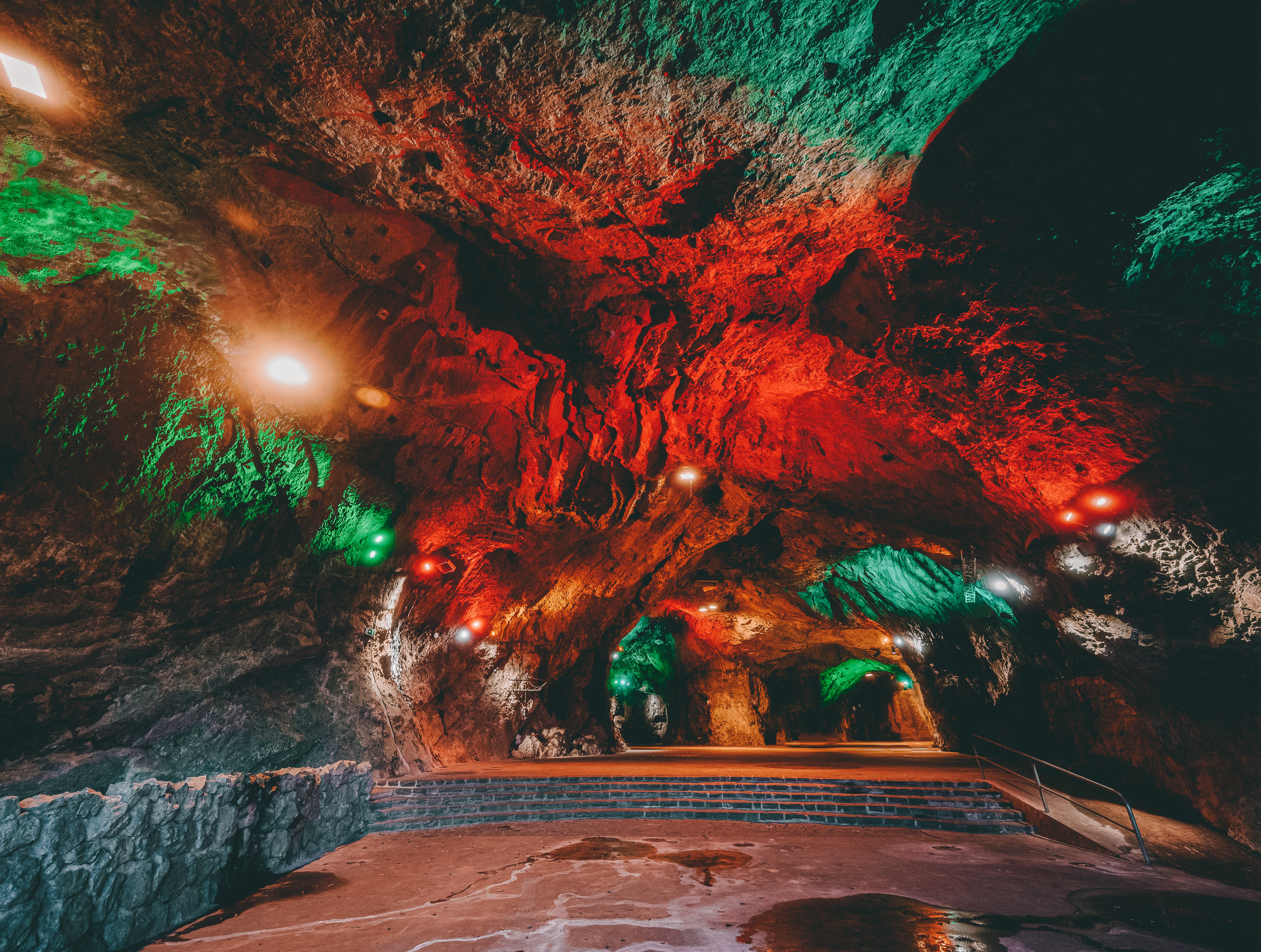 Illuminierte Balver Höhle © Tourismus NRW e.V./Johannes Höhn Die Felsen im Inneren der Balver Höhle sind in Grün und Rot illuminiert.