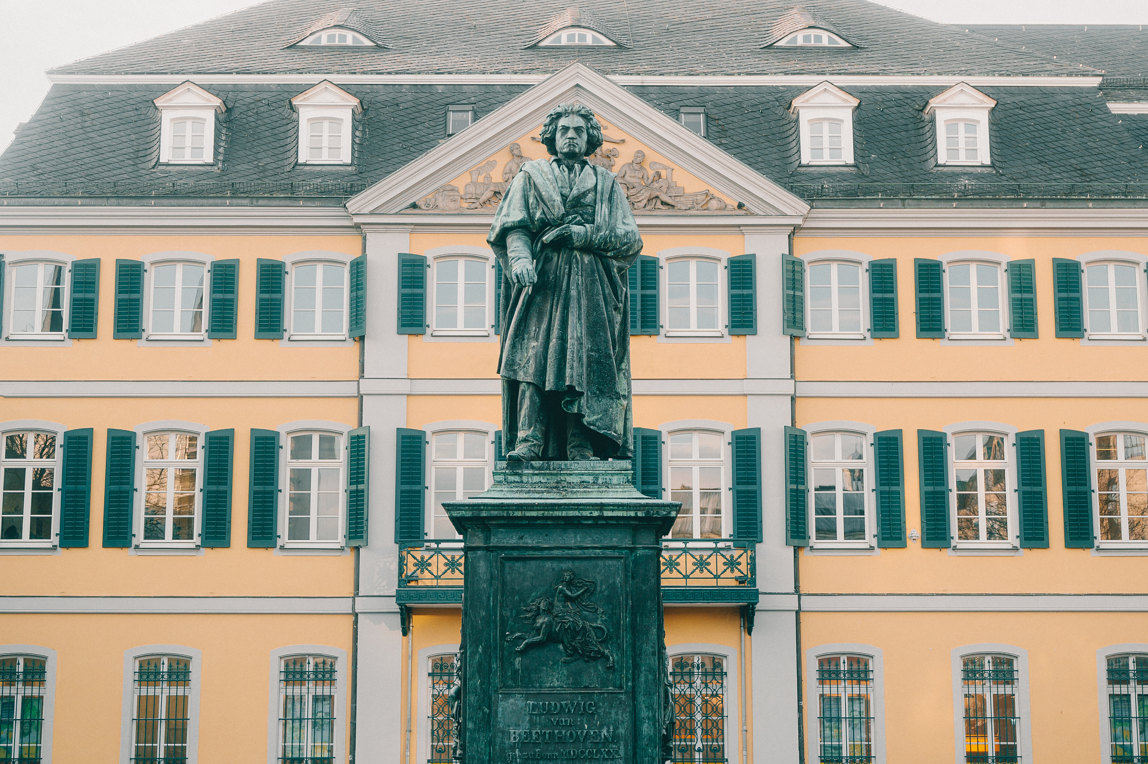Das Beethovendenkmal von Ernst Julius Hähnel steht auf dem Münsterplatz in Bonn. 