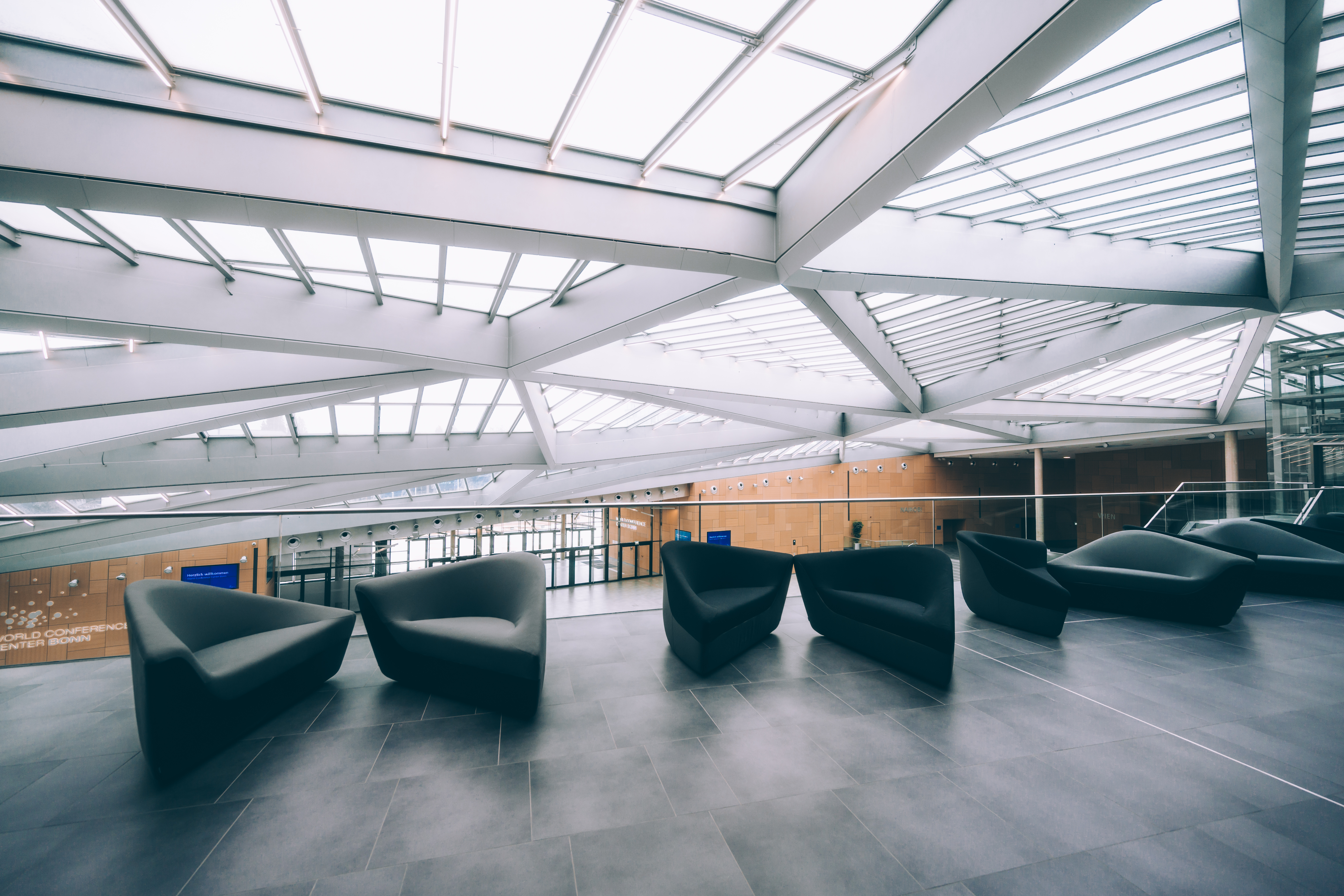 Sessel stehen im Eingangsbereich zum Saal New York im World Conference Center Bonn 