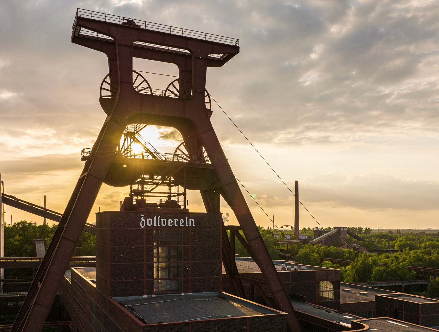 Der markante Doppelbock-Turm von Zeche Zollverein in Essen vor Sonnenuntergang. © Tourismus NRW e.V.