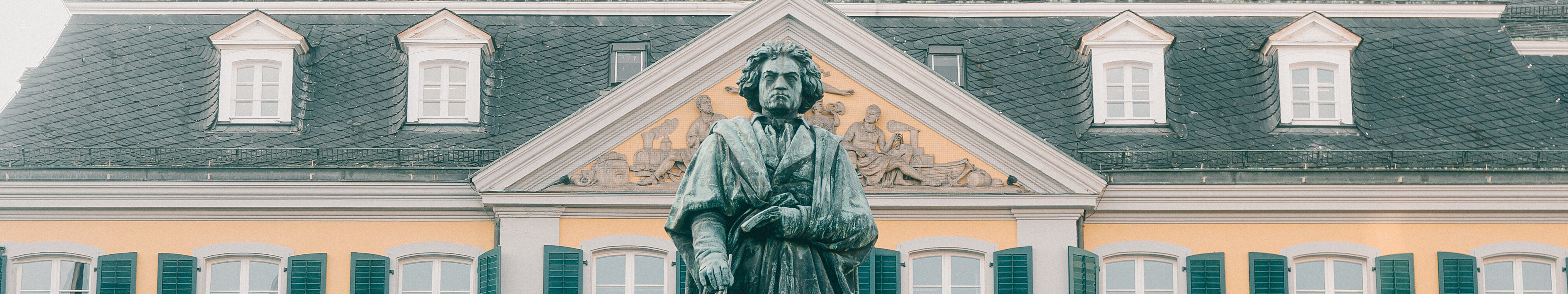 Das Beethovendenkmal von Ernst Julius Hähnel steht auf dem Münsterplatz in Bonn. 
