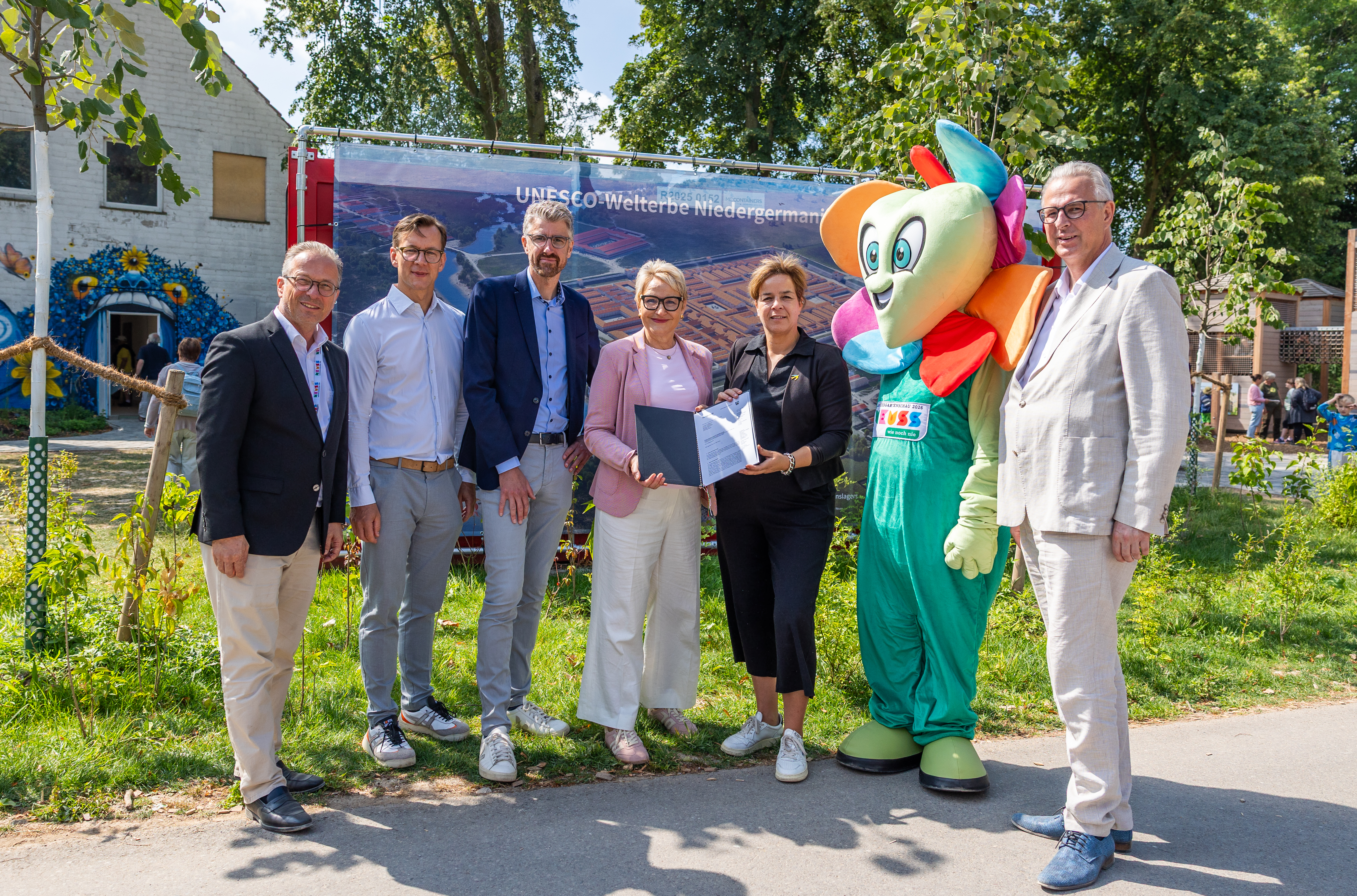 Bescheidübergabe LIMES unLIMited in Neuss © Stadt Neuss, Marc Bohn NRW-Wirtschaftsministerin Mona Neubaur übergibt den Förderbescheid für das Projekt LIMES unLIMited an Heike Döll-König, Vorstandsvorsitzende des Tourismus NRW e.V.