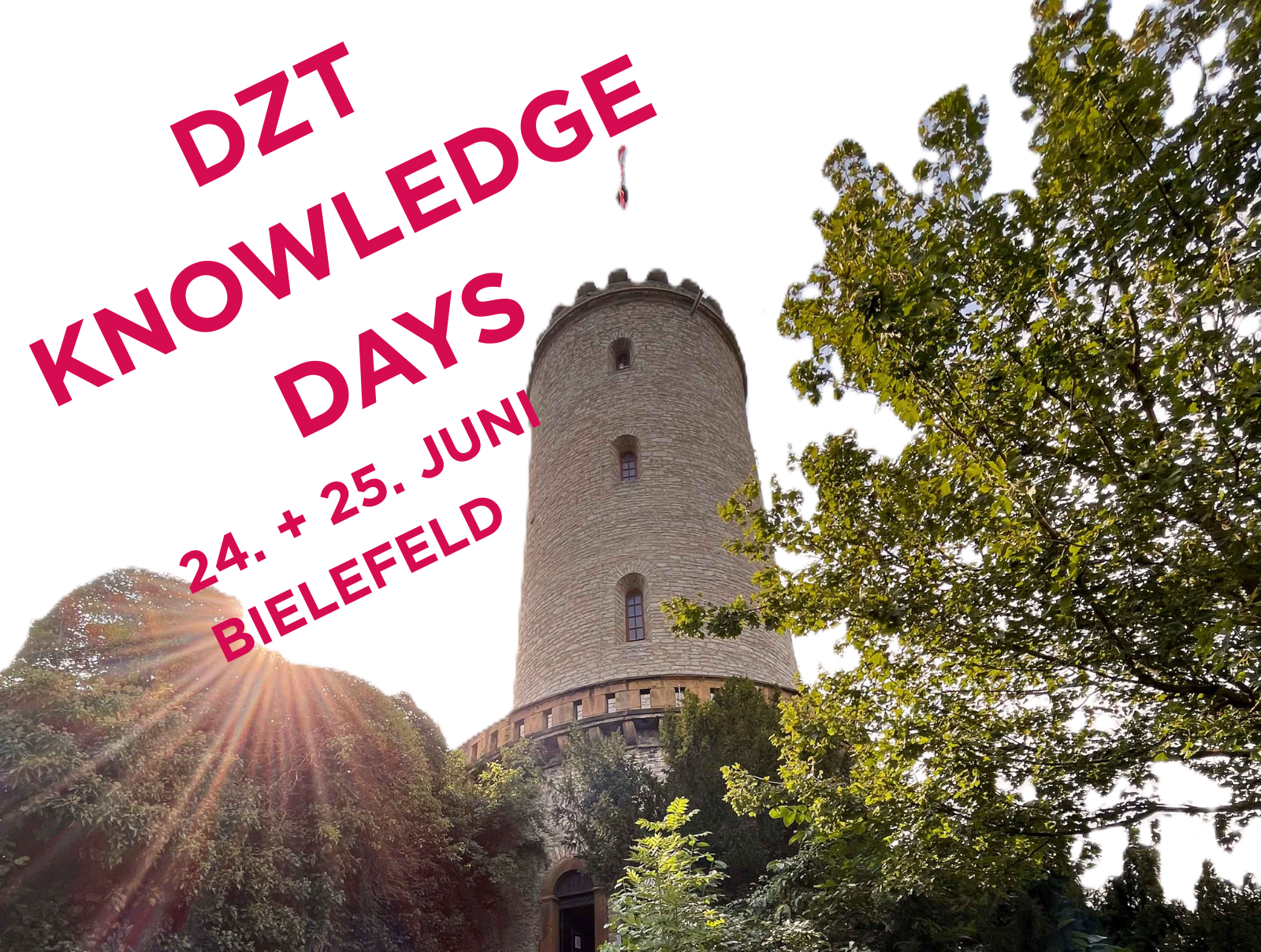Sparrenburg in Bielefeld © Tourismus NRW e.V. Rundturm der Sparrenburg in Bielefeld bei tiefstehender Sonne, umgeben von dichtem Grün und alten Steinstufen. Auf dem Bild steht in pinker Schrift: „DZT Knowledge Days, 24. + 25. Juni, Bielefeld“. Unten rechts steht ein weißer Störer mit pinker Aufschrift: „Jetzt anmelden!“.