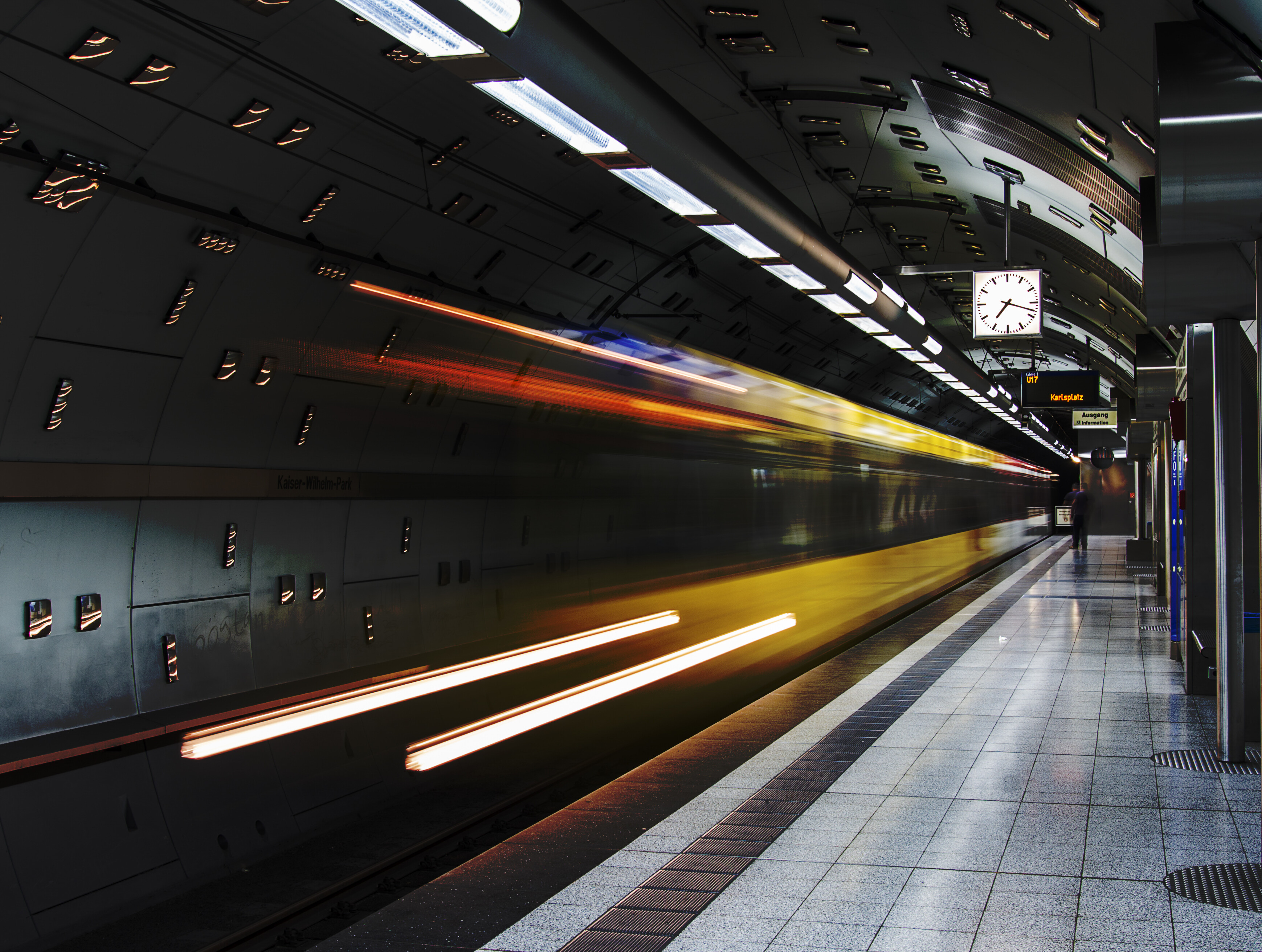 Eine U-Bahn fährt in an einer unterirdischen Haltestelle in Essen ein. 