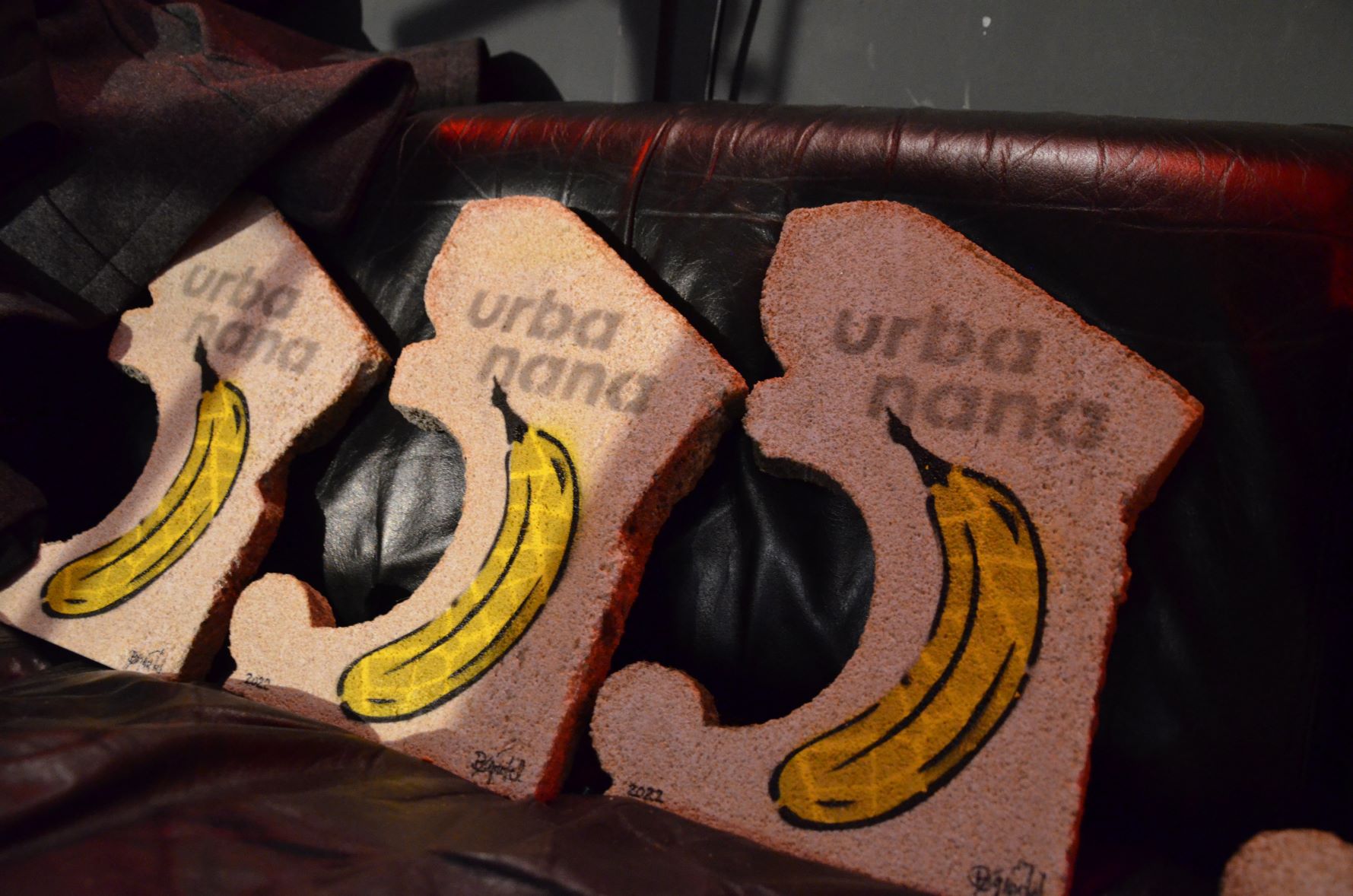 Trophäen des urbanana-Awards, gestaltet vom Kölner Künstler Thomas Baumgärtel, "dem Bananensprayer", stehen auf einem Sofa im Tanzcafé Oma Doris in Dortmund. 