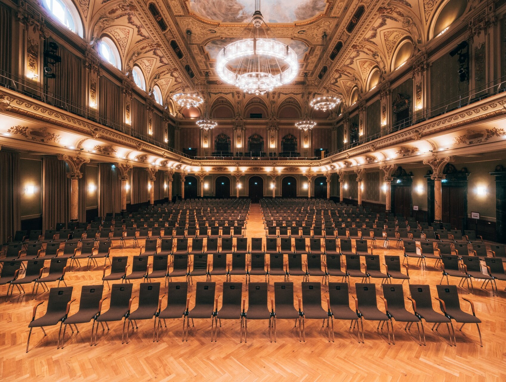 Großer Saal mit Bestuhlung und Kronleuchter in der Historischen Stadthalle Wuppertal © Tourismus NRW e.V./Johannes Höhn