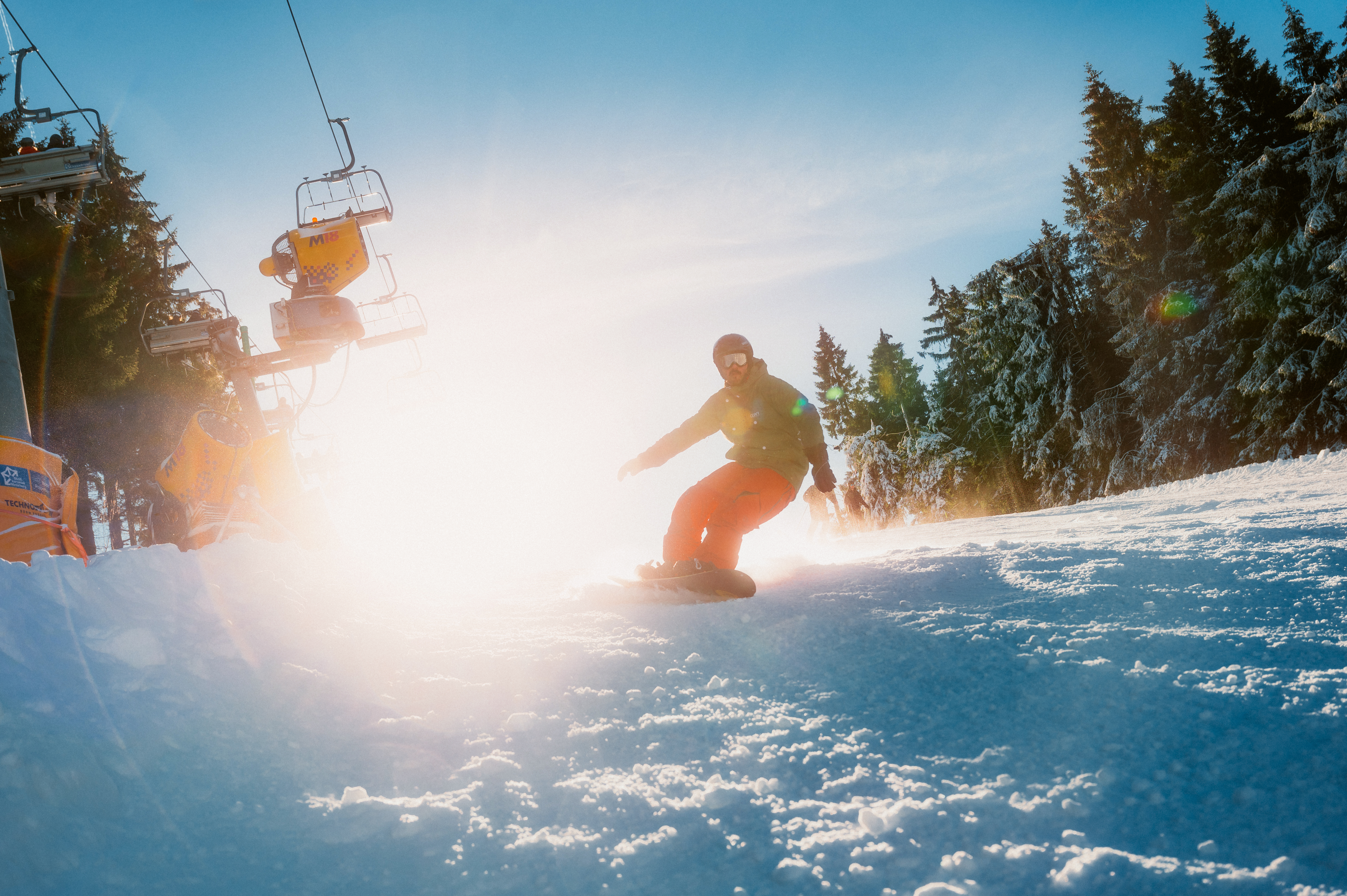 Skifahrer und Sesselbahn © Tourismus NRW e.V./Johannes Höhn Skifahrer und Sesselbahn in Winterberg