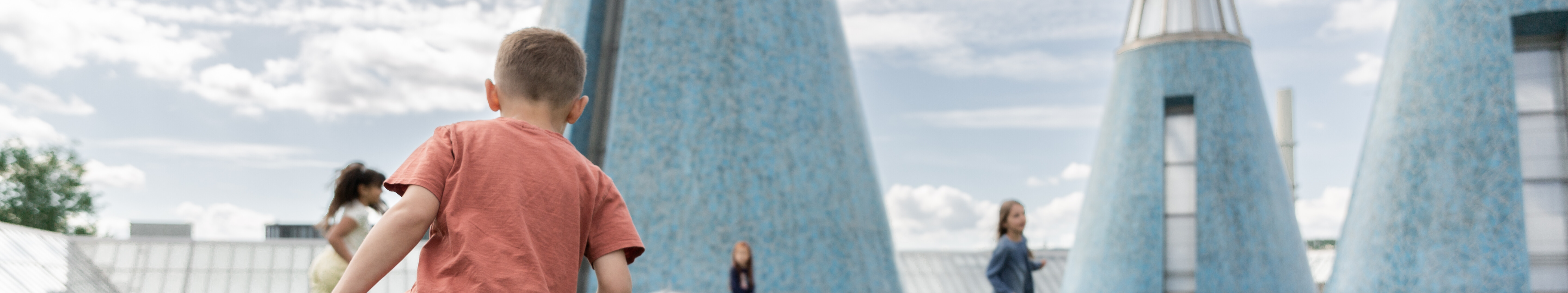 Spielende Kinder auf dem Dach der Bundeskunsthalle in Bonn