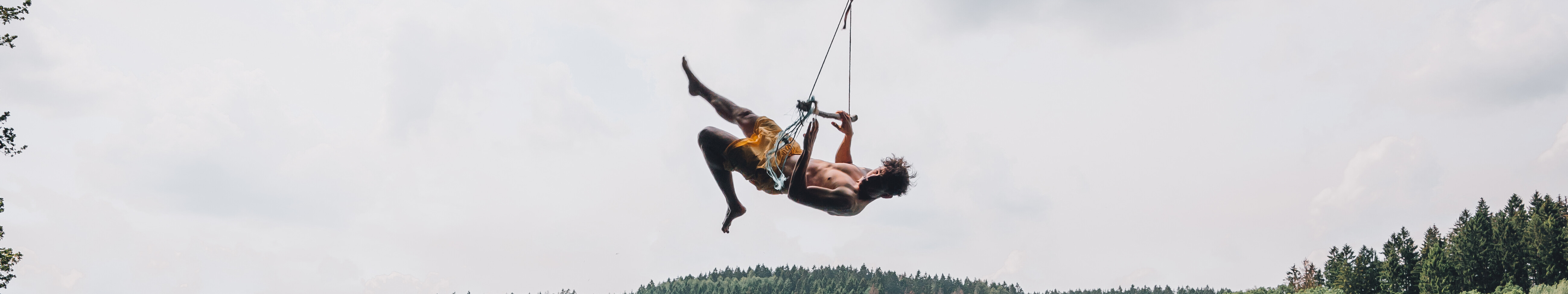 Ein Mann schaukelt an einem Seil über der Aggertalsperre im Bergischen Land. 