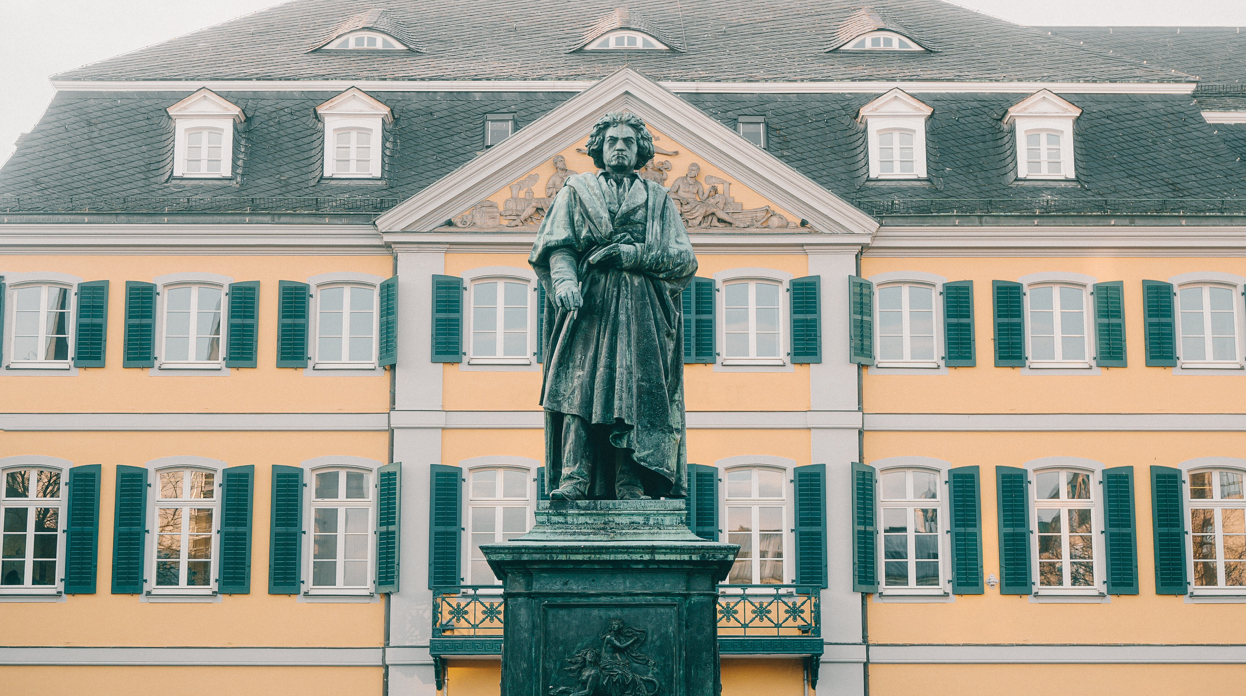 Das Beethovendenkmal von Ernst Julius Hähnel steht auf dem Münsterplatz in Bonn. 