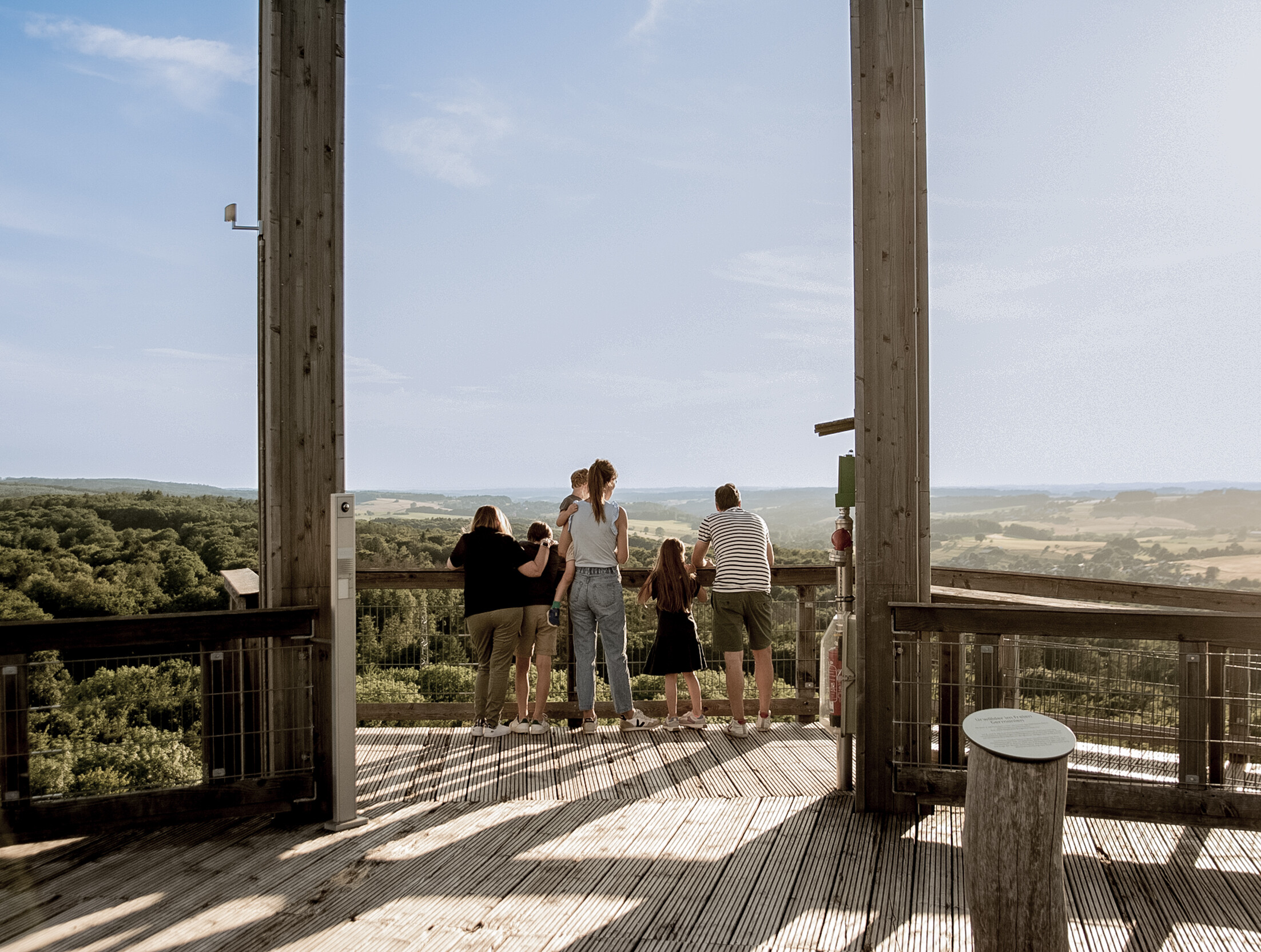 Familie auf dem Baumwipfelpfad Panarbora im Bergischen Land © Tourismus NRW e.V. Eine Familie genießt die Aussicht vom Baumwipfelpfad Panarbora im Bergischen Land.