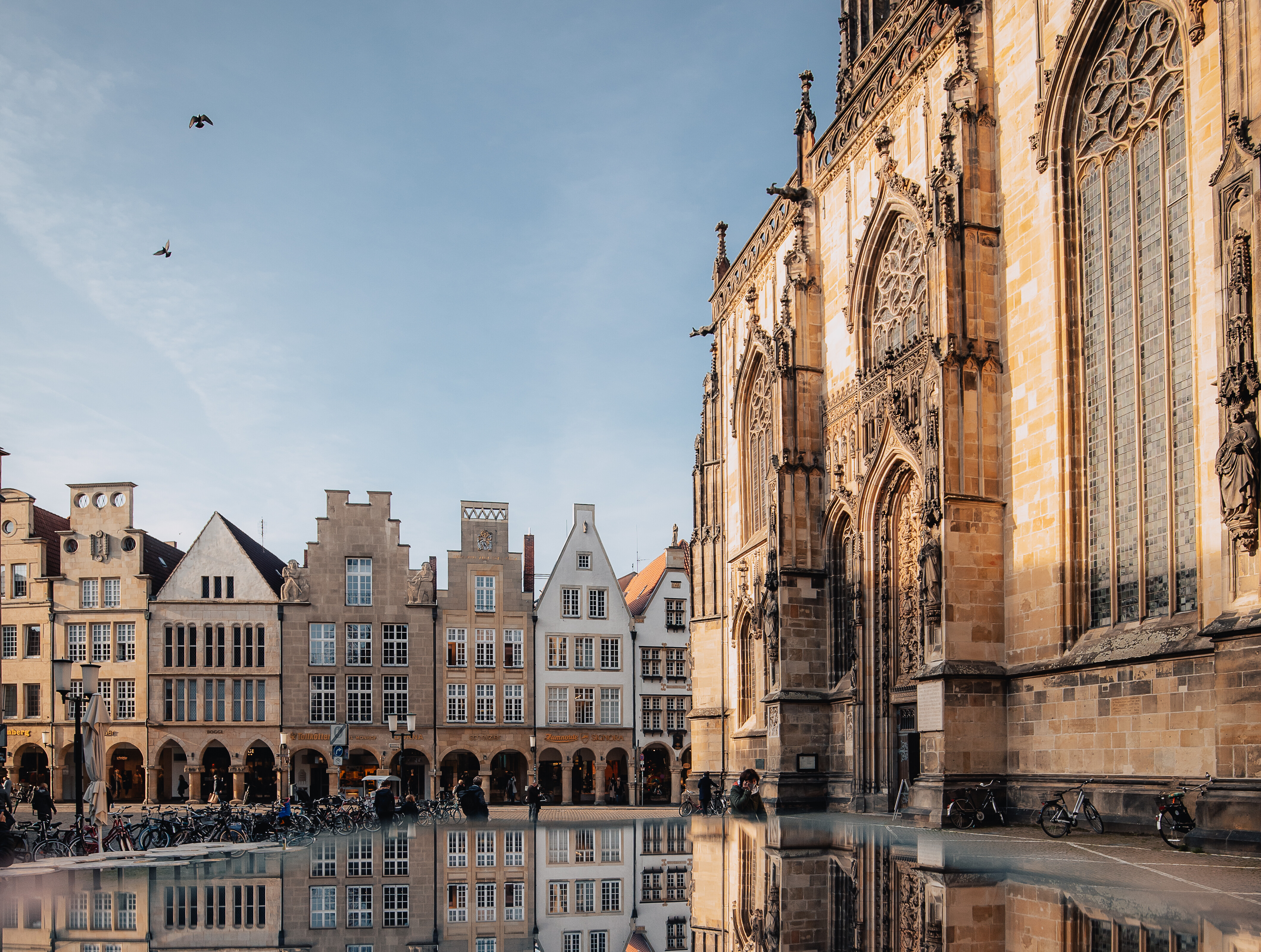 Prinzipalmarkt in Münster © Lennart Pagel Die historischen Fassaden am Prinzipalmarkt Münster spiegeln sich im Wasser des Lambertibrunnens.