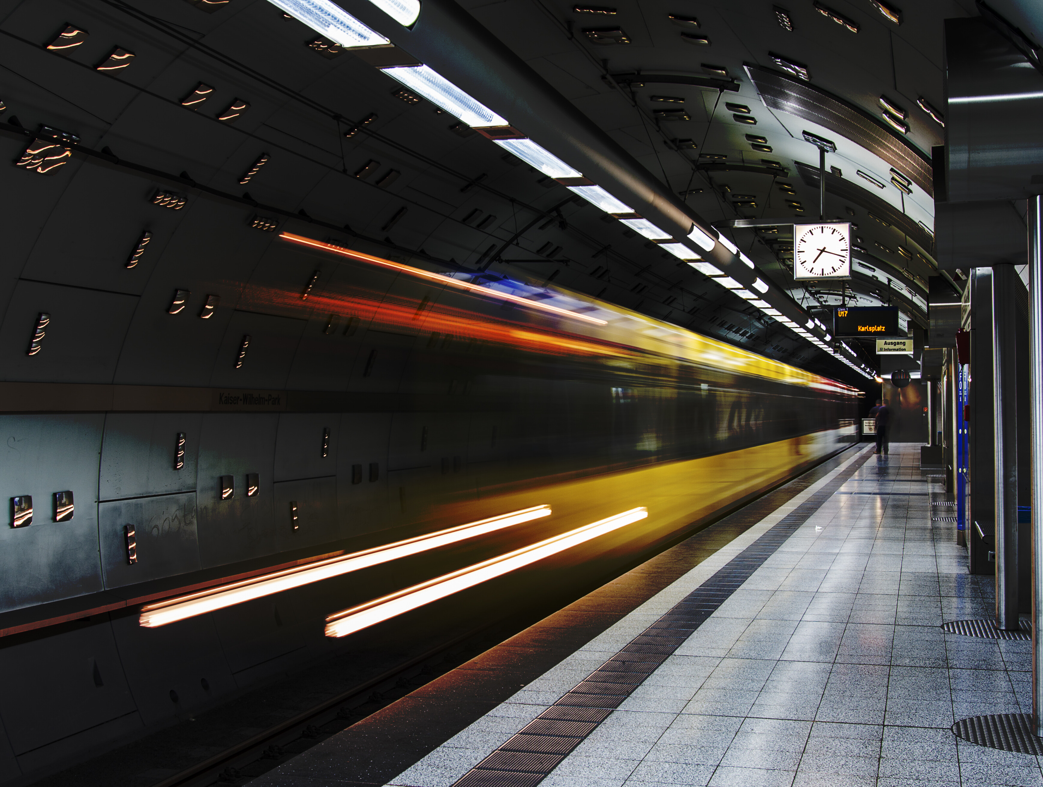 Eine U-Bahn fährt in an einer unterirdischen Haltestelle in Essen ein. 