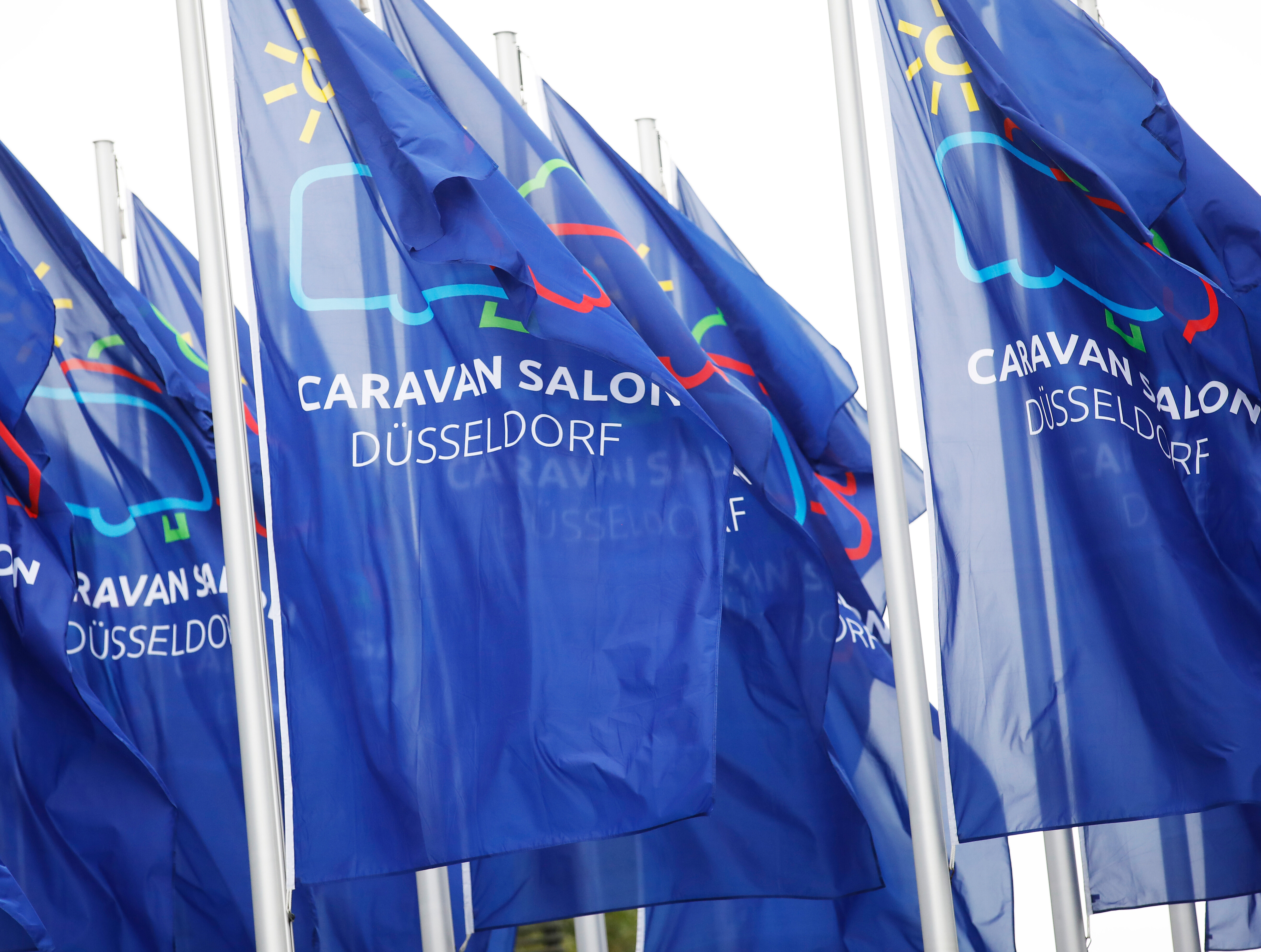 Blaue Caravan-Salon-Fahnen wehen in Düsseldorf. 