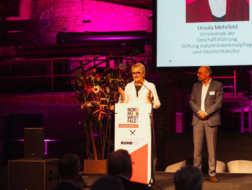 Begrüßung beim Tourismustag NRW x Ruhrgebiet in Dortmund © Tourimus NRW e.V./Thomas Kaup Die Vorstandsvorsitzende von Tourismus NRW, Dr. Heike Döll-König, begrüßt die Teilnehmenden des Tourismustags NRW x Ruhrgebiet in Dortmund. Neben ihr steht Co-Gastgeber Axel Biermann, Geschäftsführer von Ruhr Tourismus.