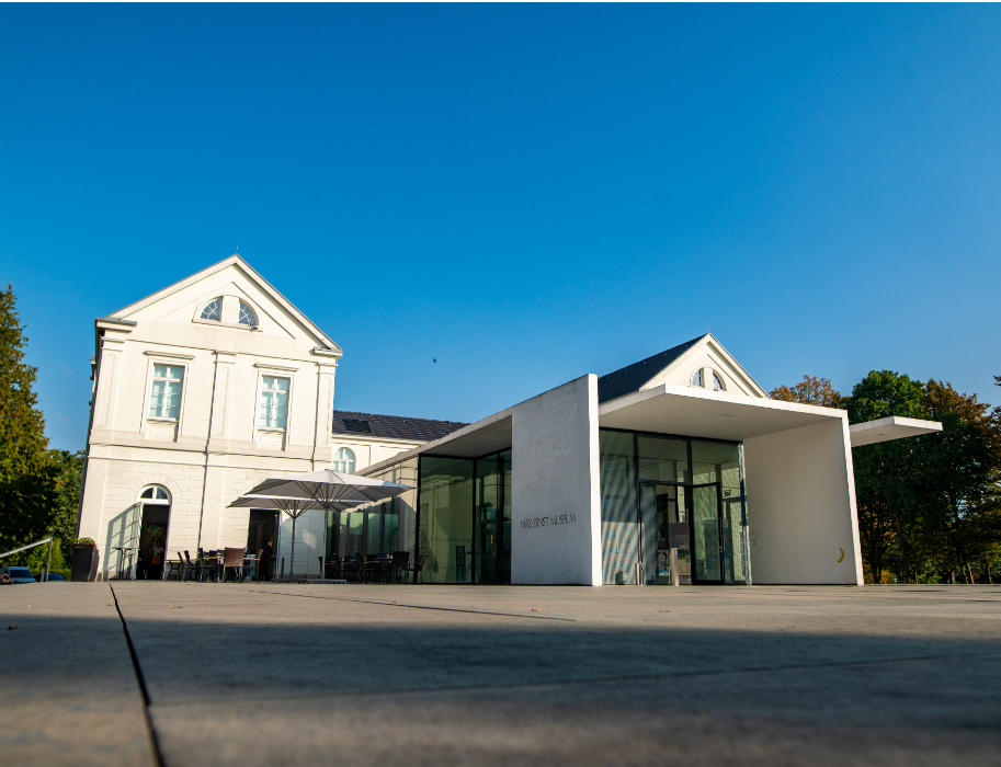 Das Max Ernst Museum erinnert an den in Brühl geborenen Maler, Grafiker und Bildhauer.  © Tourismus NRW e.V.