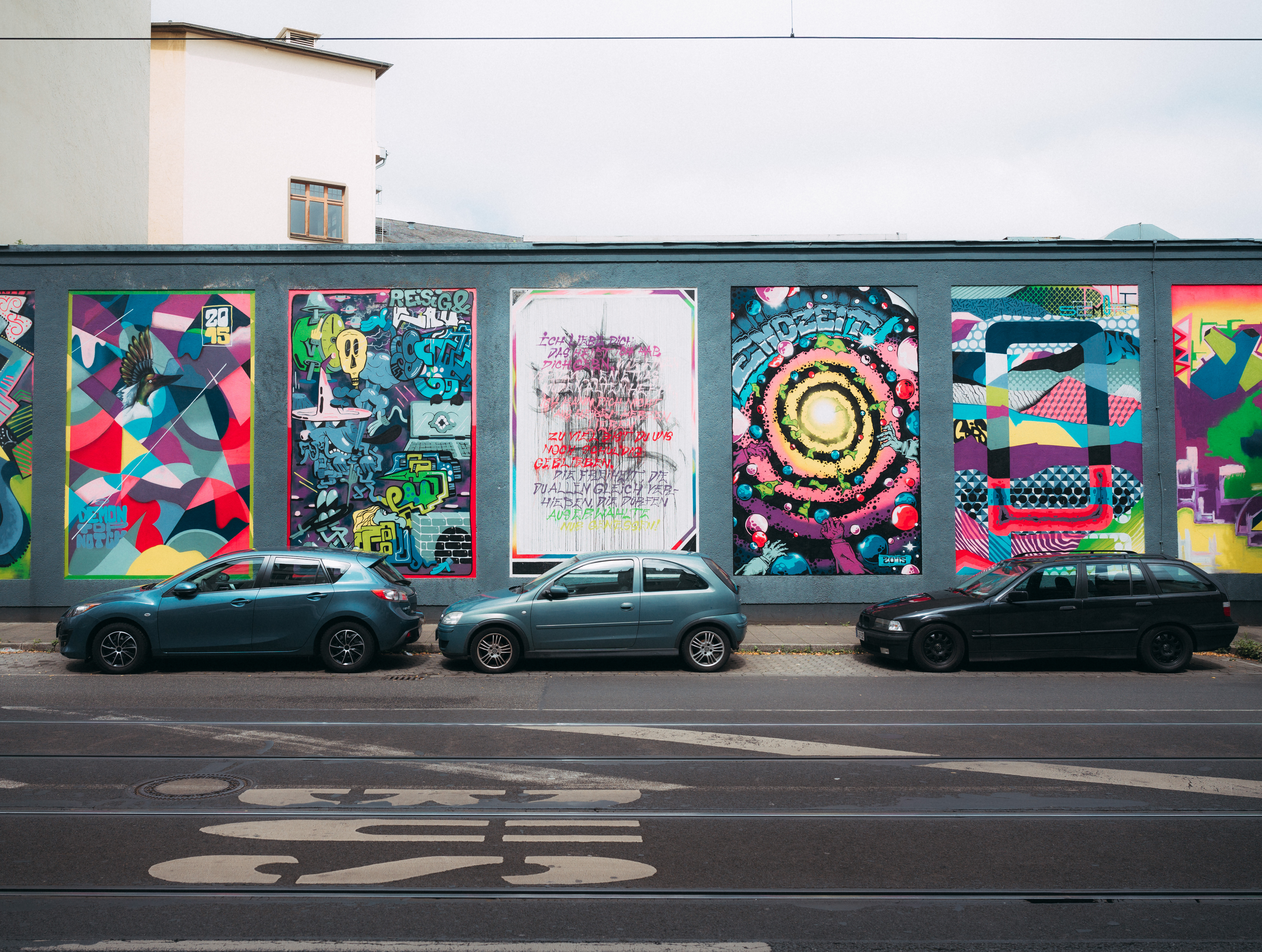 Bunte Street-Art-Mauer in Düsseldorf mit Kunstwerken wie in einer Galerie