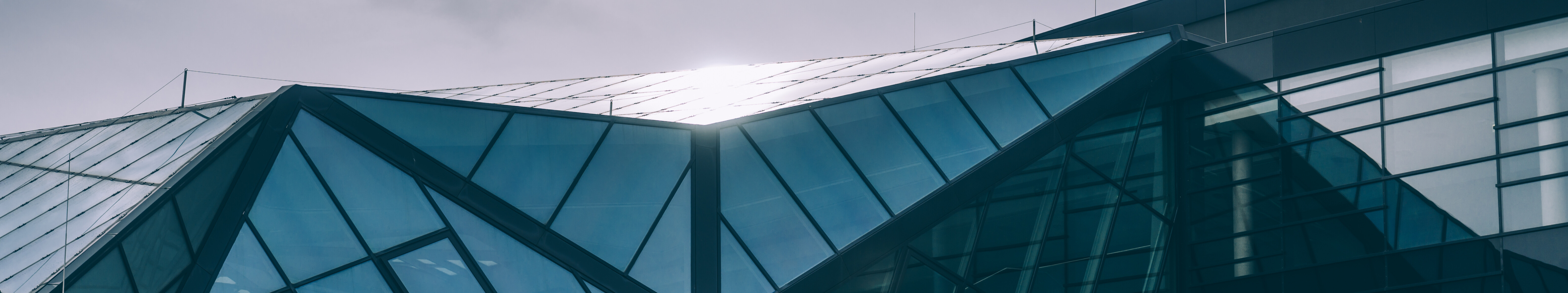 Die Sonne spiegelt sich in der Glasfassade des World Conference Centers in Bonn.  