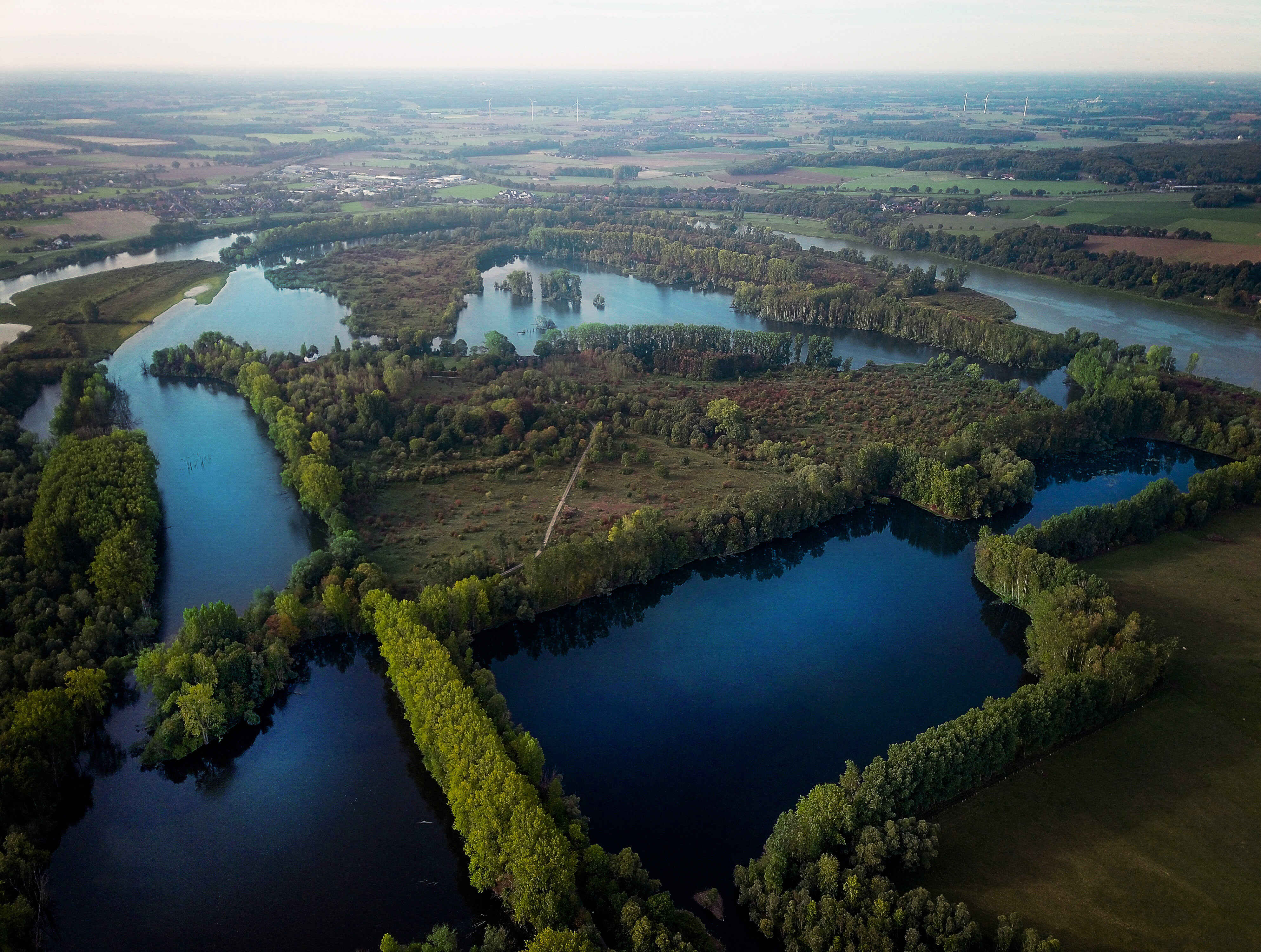 Bislicher Insel am Niederrhein © Tourismus NRW e.V. Die Seenlandschaft Bislicher Insel am Niederrhein mit Blick auf die angrenzenden Felder Wälder