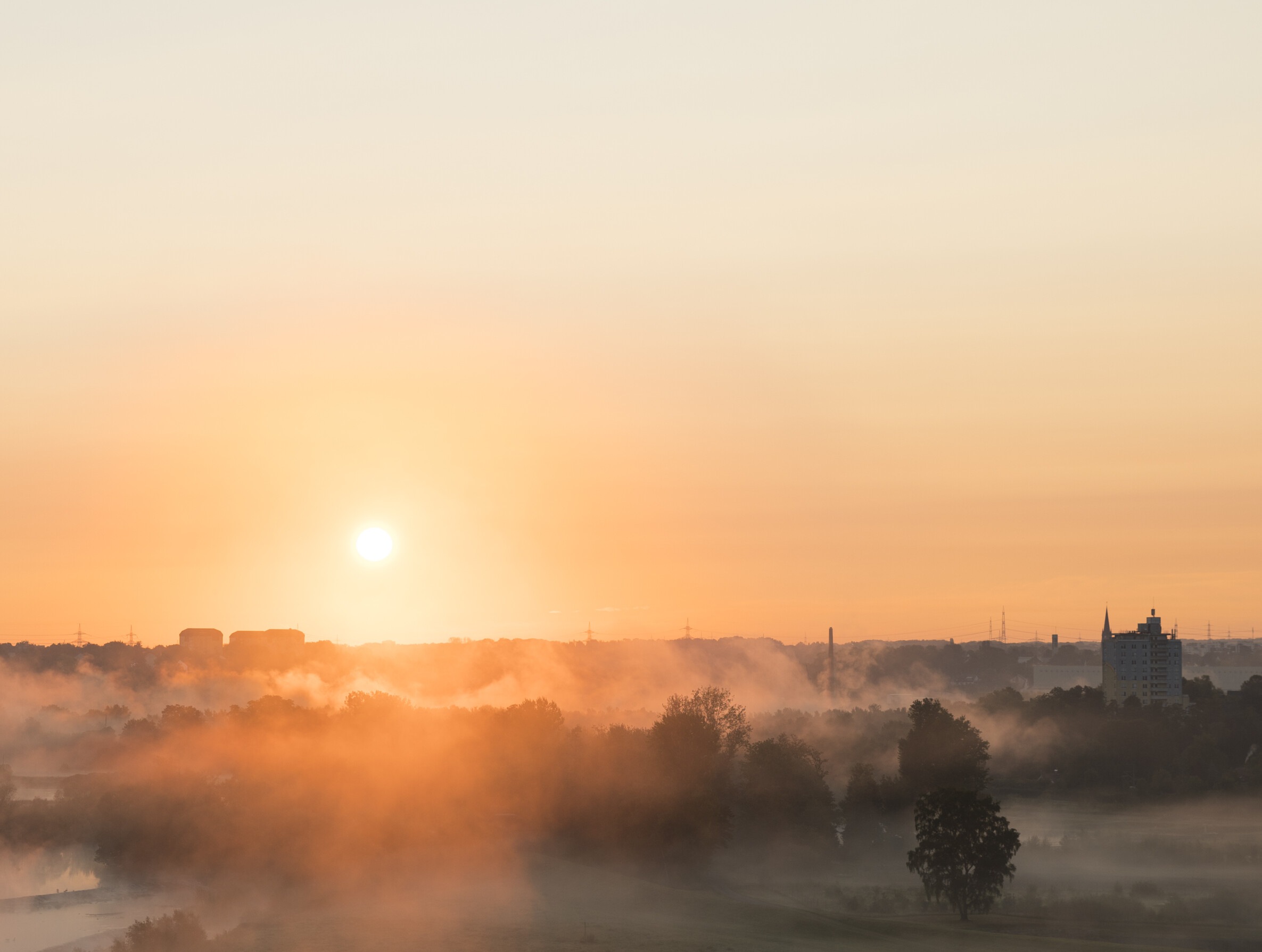 Sonnenaufgang mit Nebelschwanden im Ruhrgebiet. 